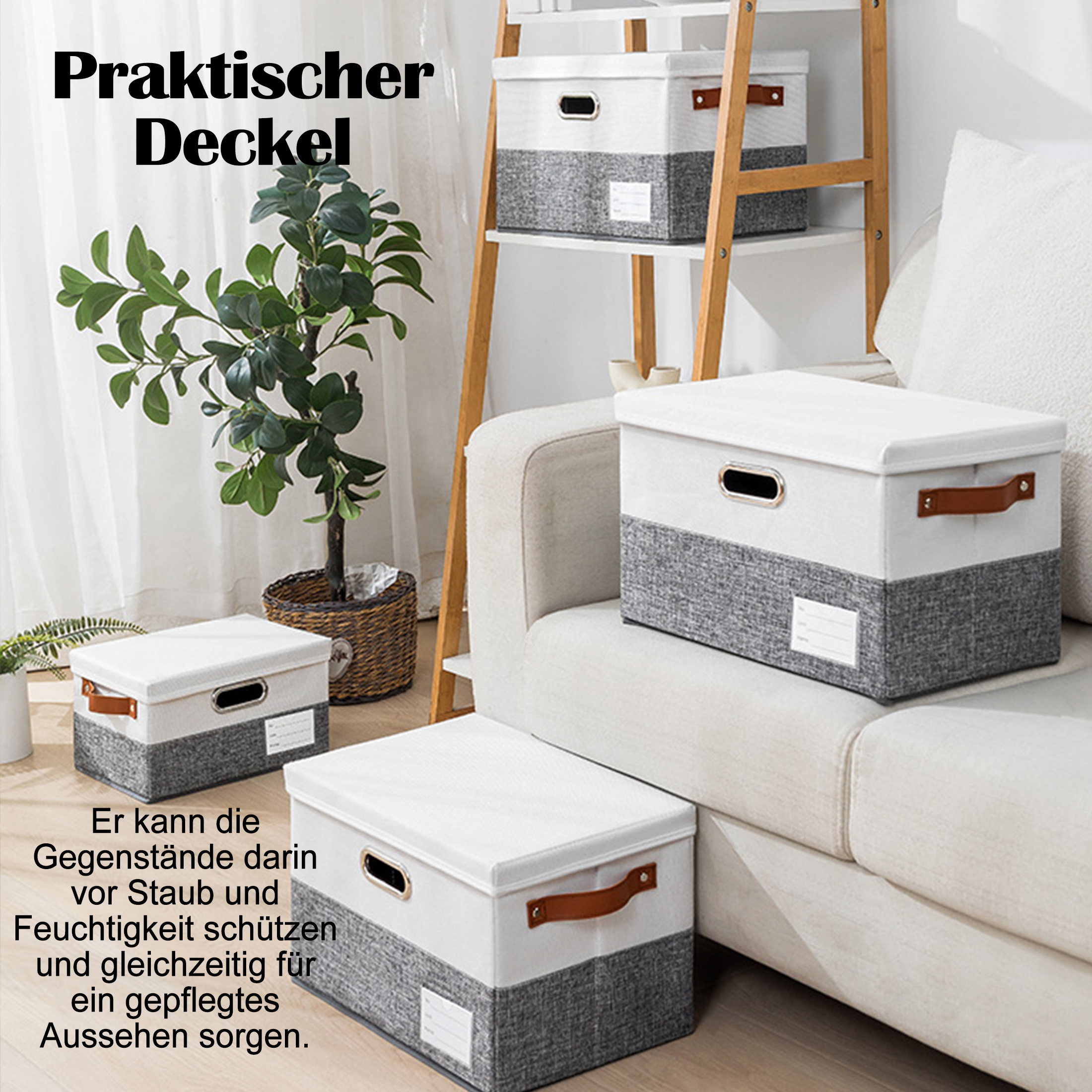 Auf einem Sofa gestapelte Aufbewahrungsboxen mit deutschem Text. Weiß und grau.