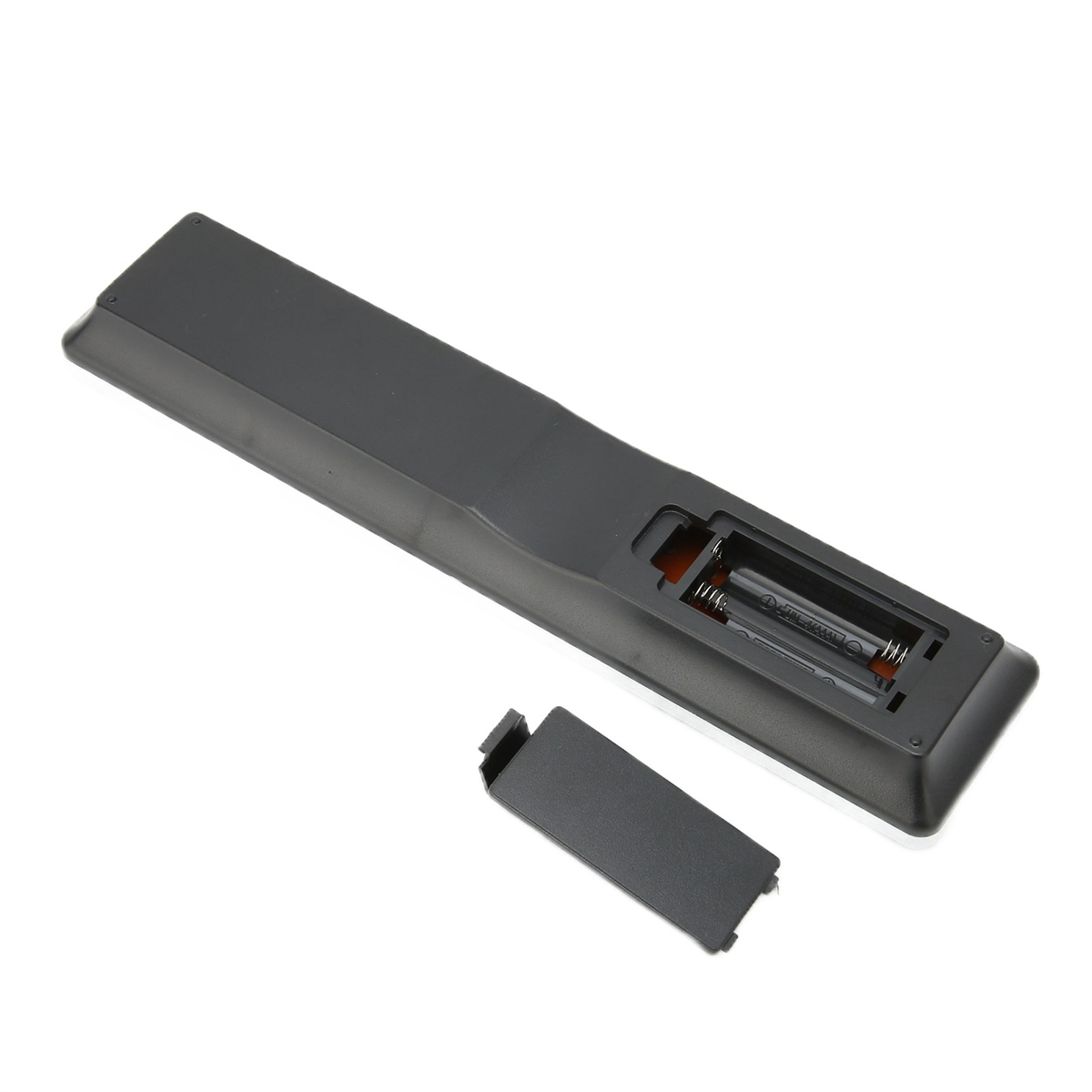 Rückseite einer schwarzen Fernbedienung mit offenem Batteriefach.