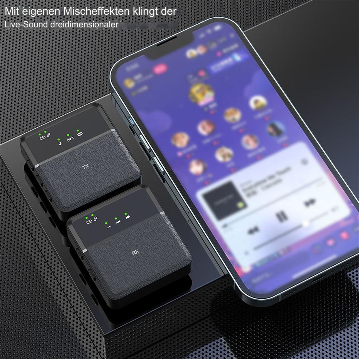 Zwei drahtlose Audiosender und ein Smartphone auf einer reflektierenden Oberfläche, mit Text und dunklem Hintergrund.