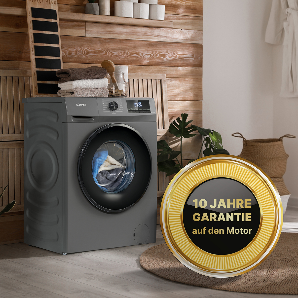 Graue Waschmaschine im Badezimmer. Garantie-Abzeichen im Vordergrund.