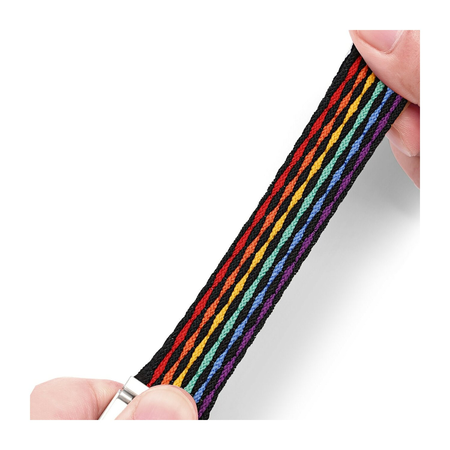 Eine Hand, die einen regenbogenfarbenen Riemen hält, schwarzer Hintergrund.