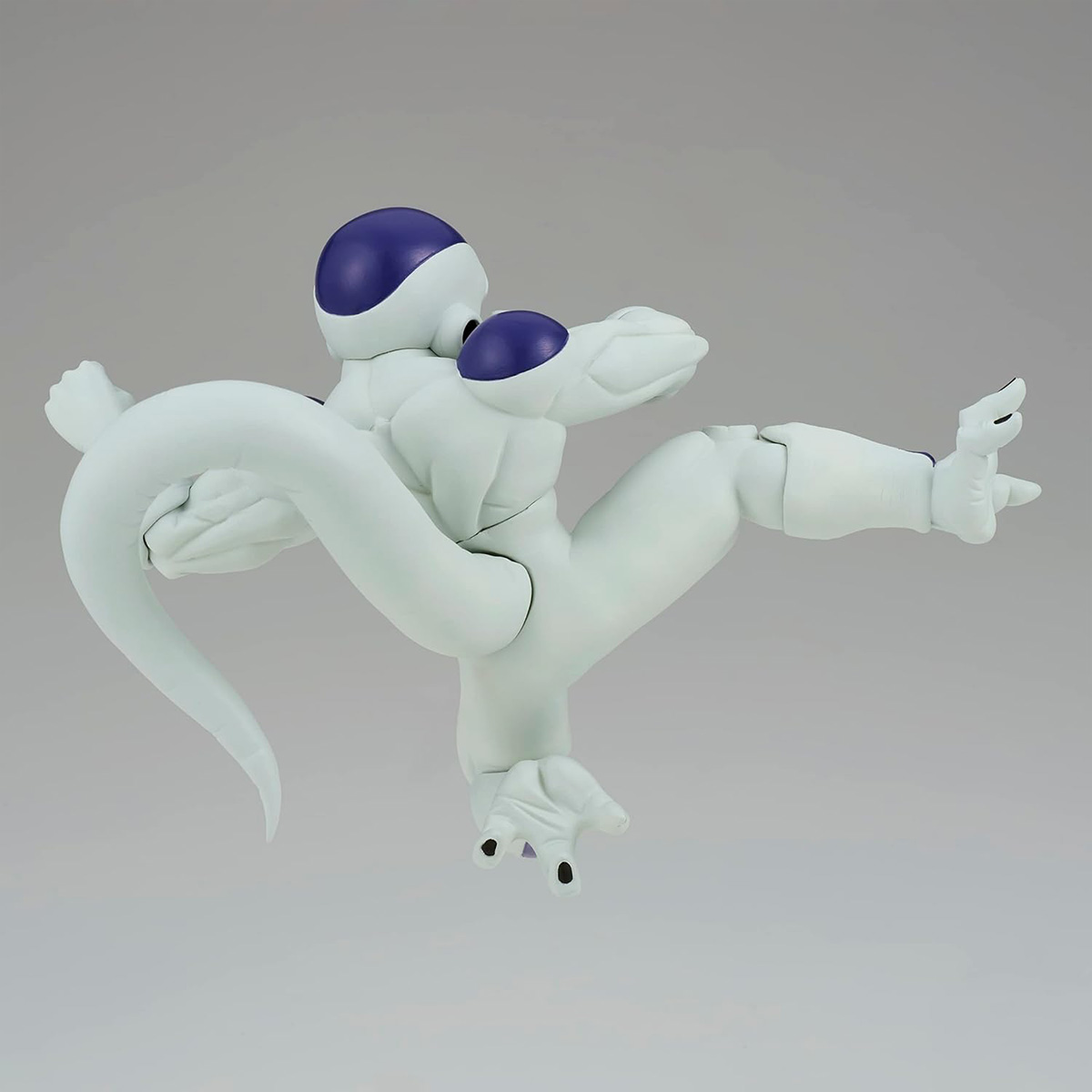 Frieza Actionfigur in dynamischer Pose. Die Figur ist weiß mit lila Kopfteilen.