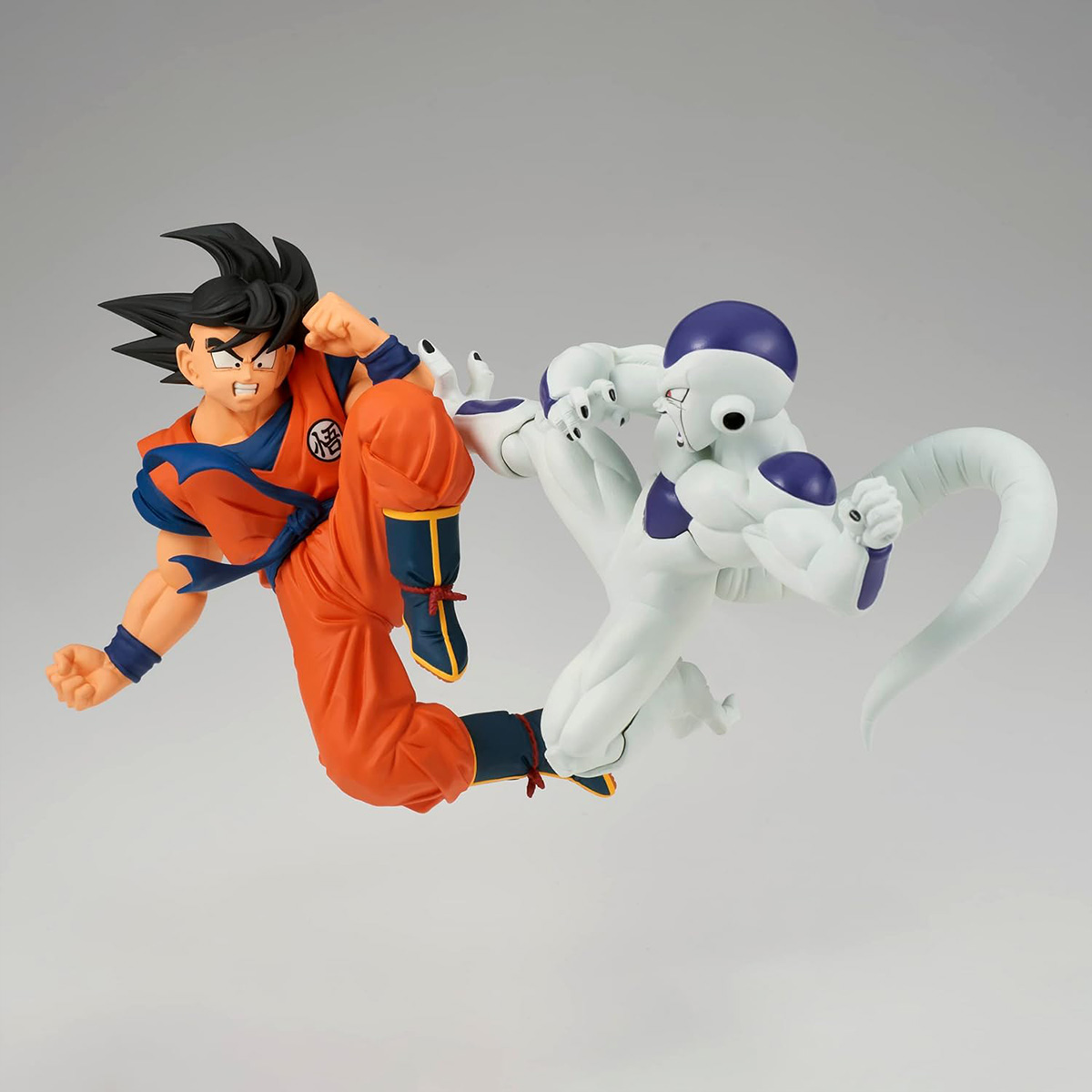 Eine Goku-Figur in Orange kämpft gegen Freezer, der weiß mit lila Details ist, auf grauem Hintergrund.
