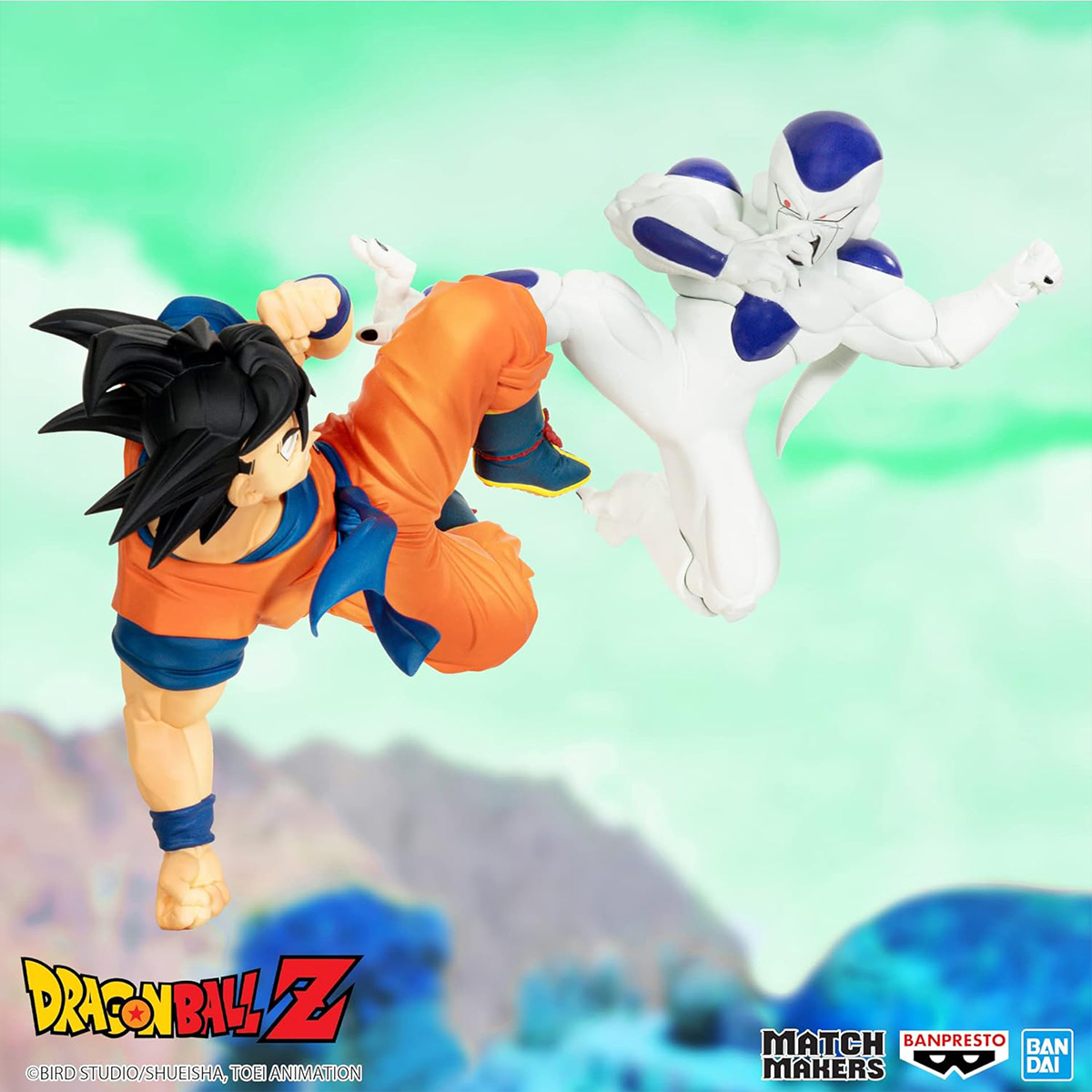 Dragon Ball Z Figuren: Goku tritt Frieza in dynamischer Actionpose, grüner Hintergrund.