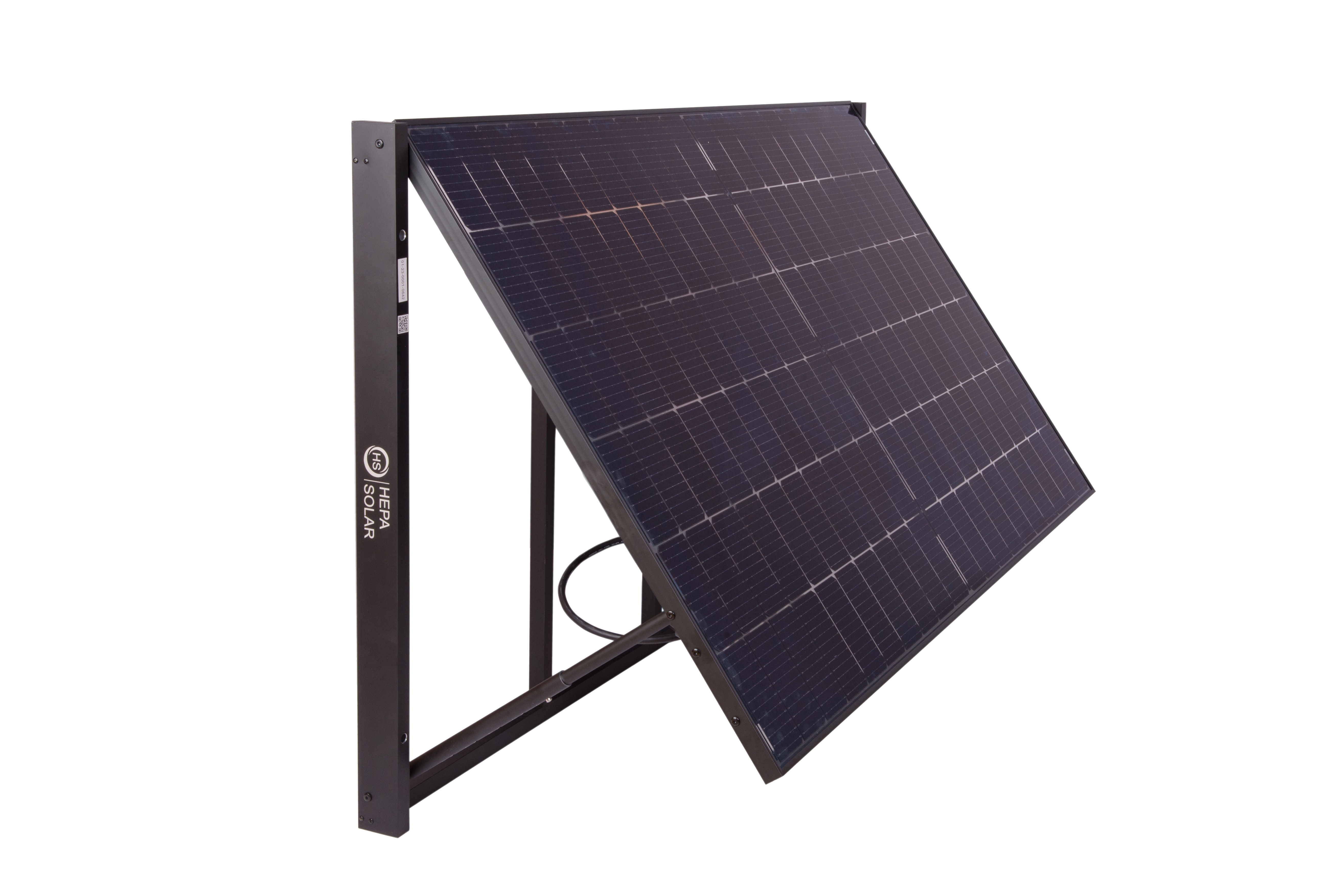 Solarpanel an einem schwarzen Rahmen montiert. Es ist leicht geneigt für optimale Sonneneinstrahlung.
