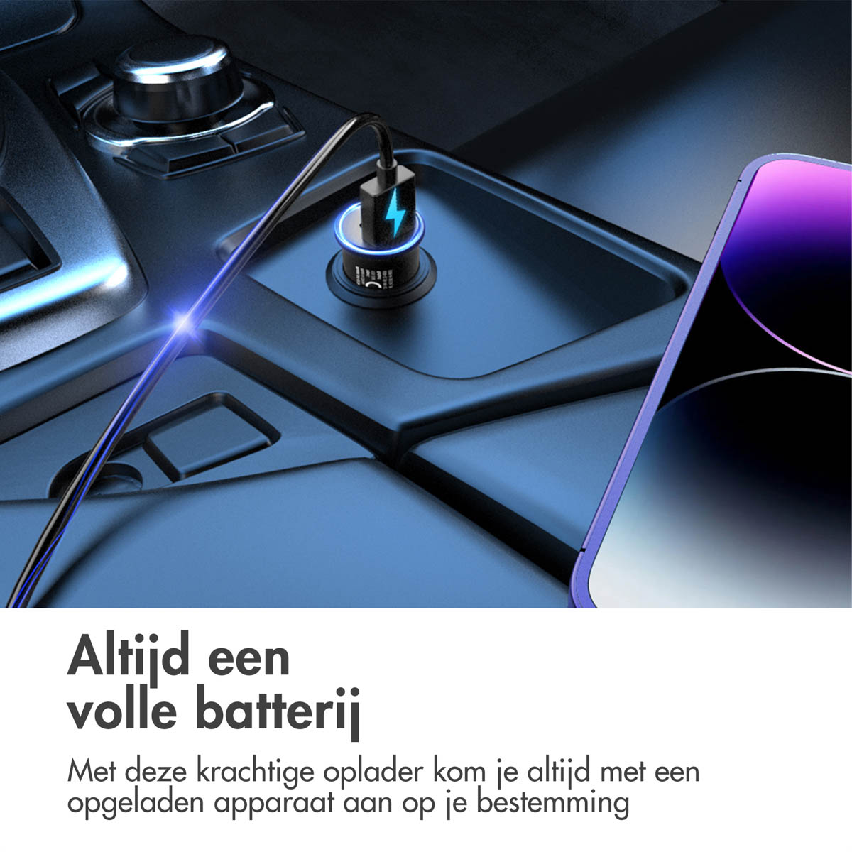 Ein Autoladegerät, das in die Steckdose eines Autos eingesteckt ist und ein lila Telefon lädt.