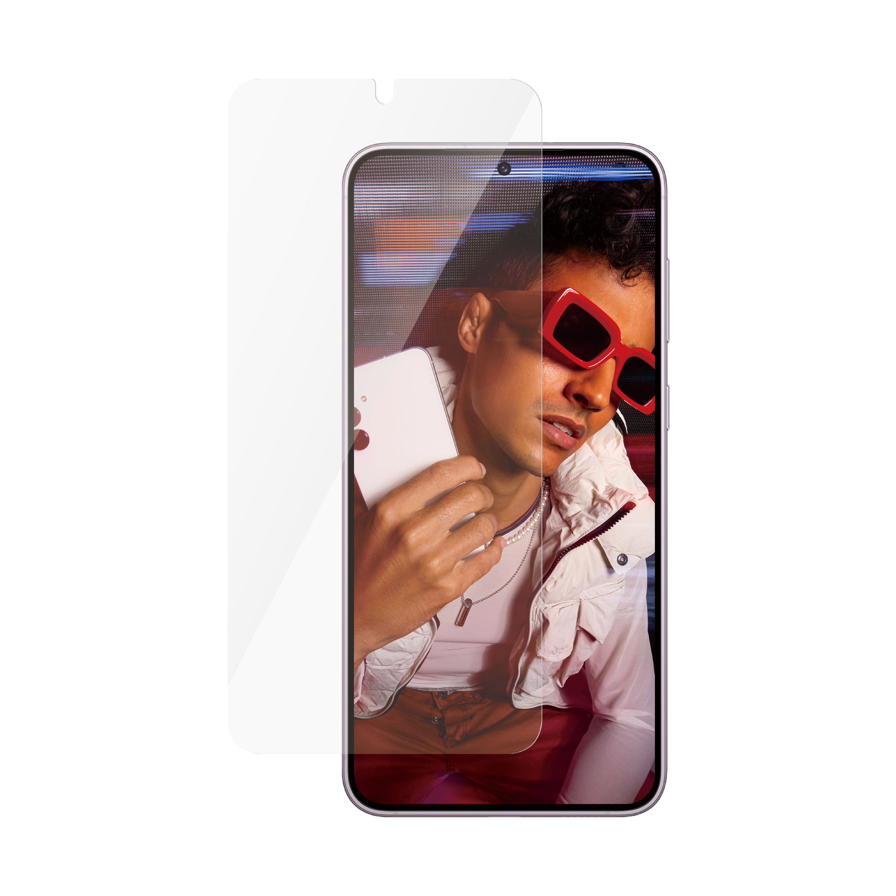 Telefono con protezione schermo. Uomo tiene in mano il telefono, con occhiali da sole rossi. Protezione trasparente.