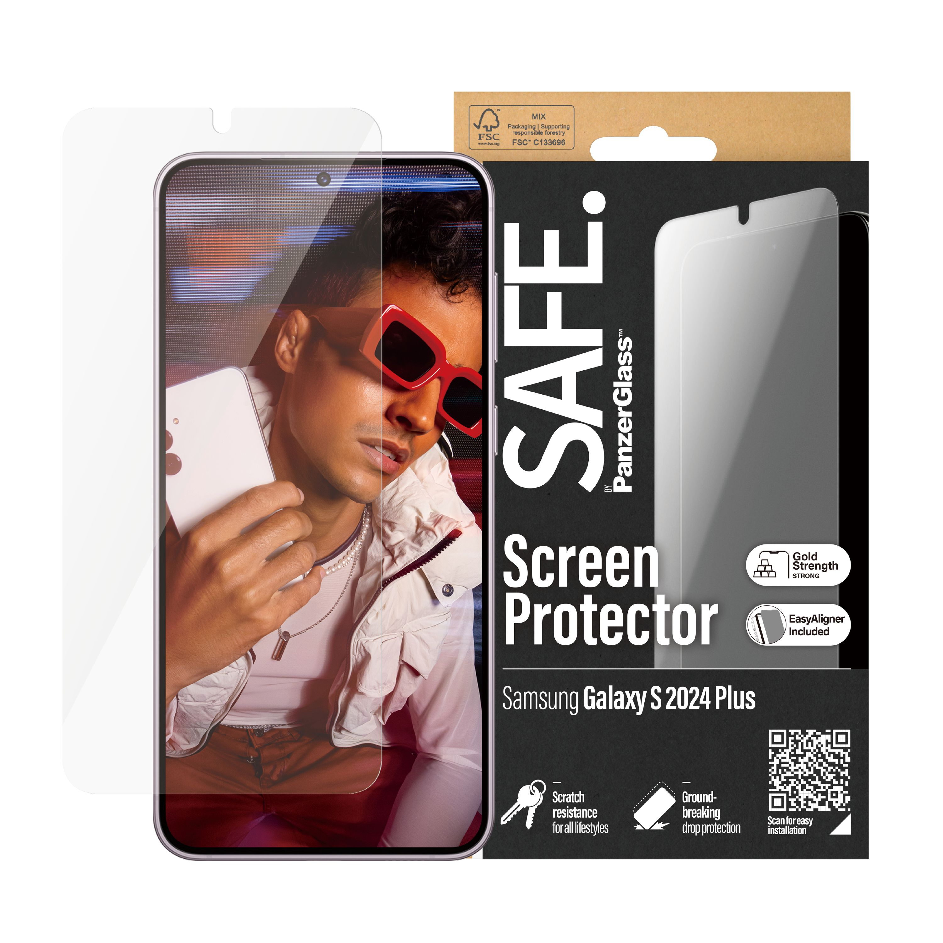 Un uomo con occhiali rossi tiene un telefono bianco. Protezione schermo con confezione SAFE Screen Protector.