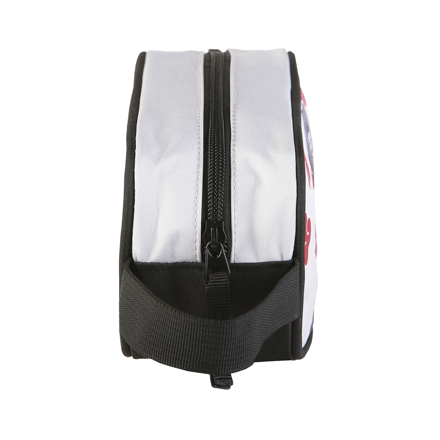 Bolsa rectangular blanca con cremallera y asa negras, con un logotipo rojo a la derecha.