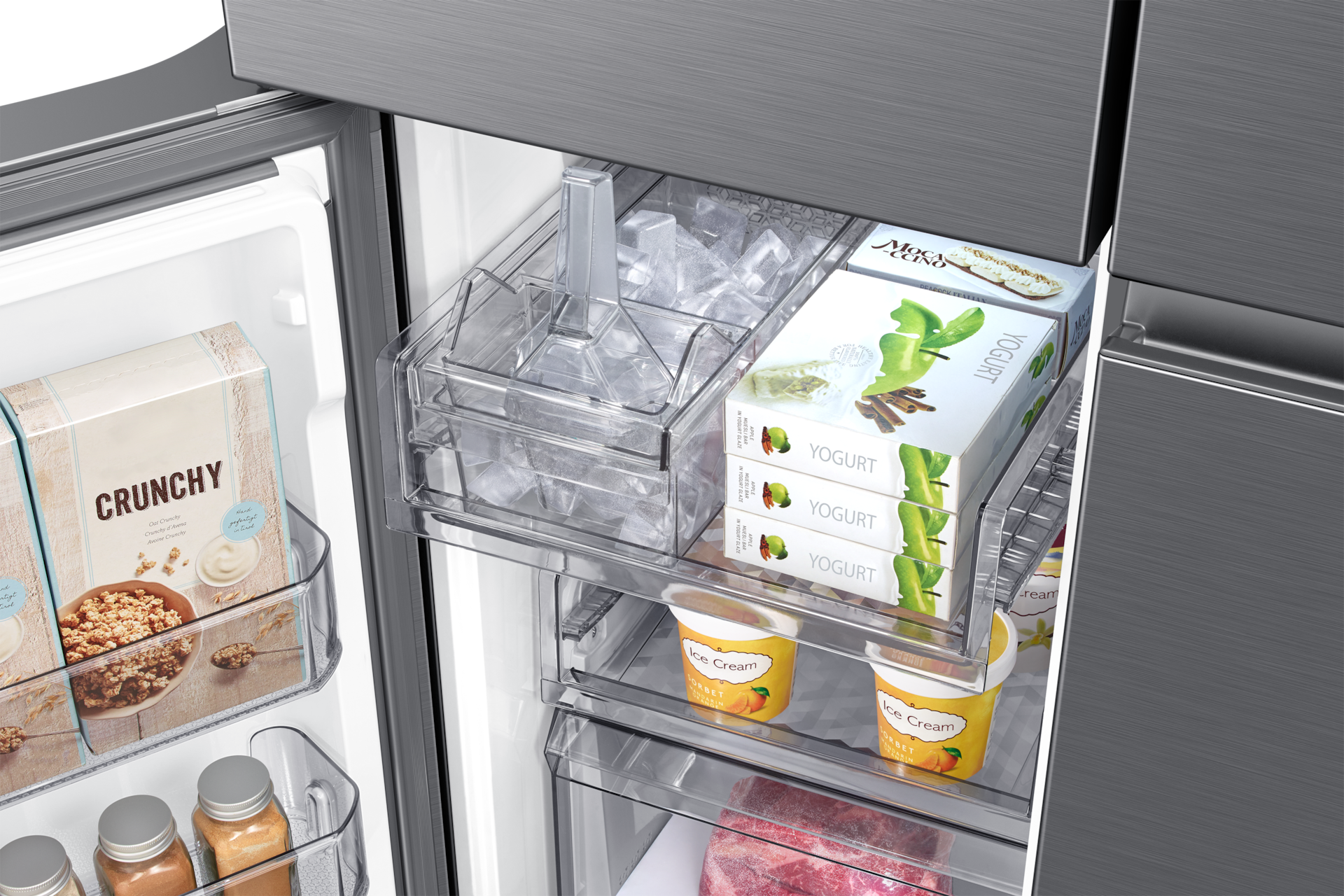 Kühlschrank mit Eisbereiter, Joghurt und Knuspermüsli-Boxen in den Fächern.