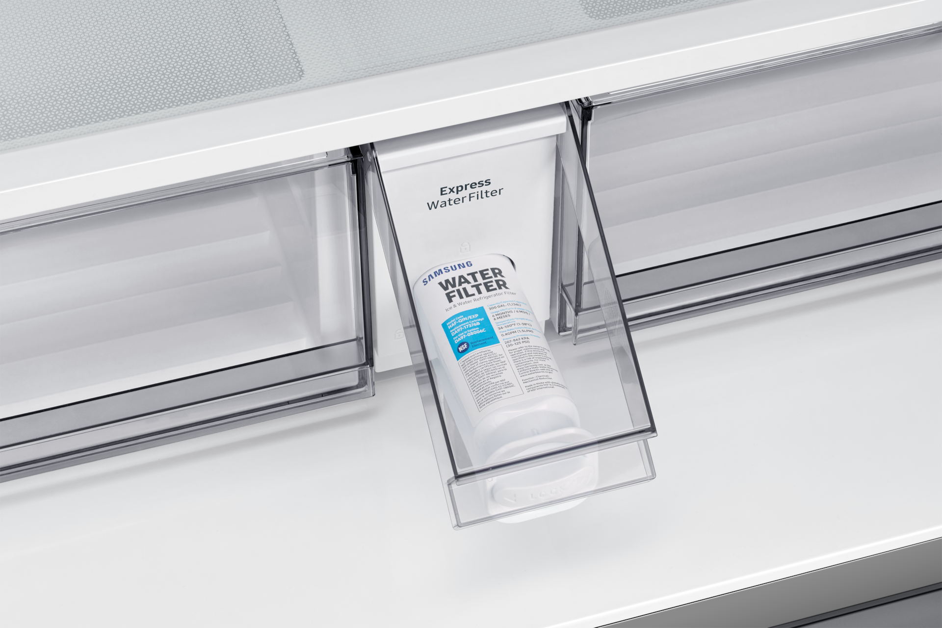 Eine Kühlschublade mit installiertem Wasserfilter, beschriftet mit „Express Wasserfilter“.