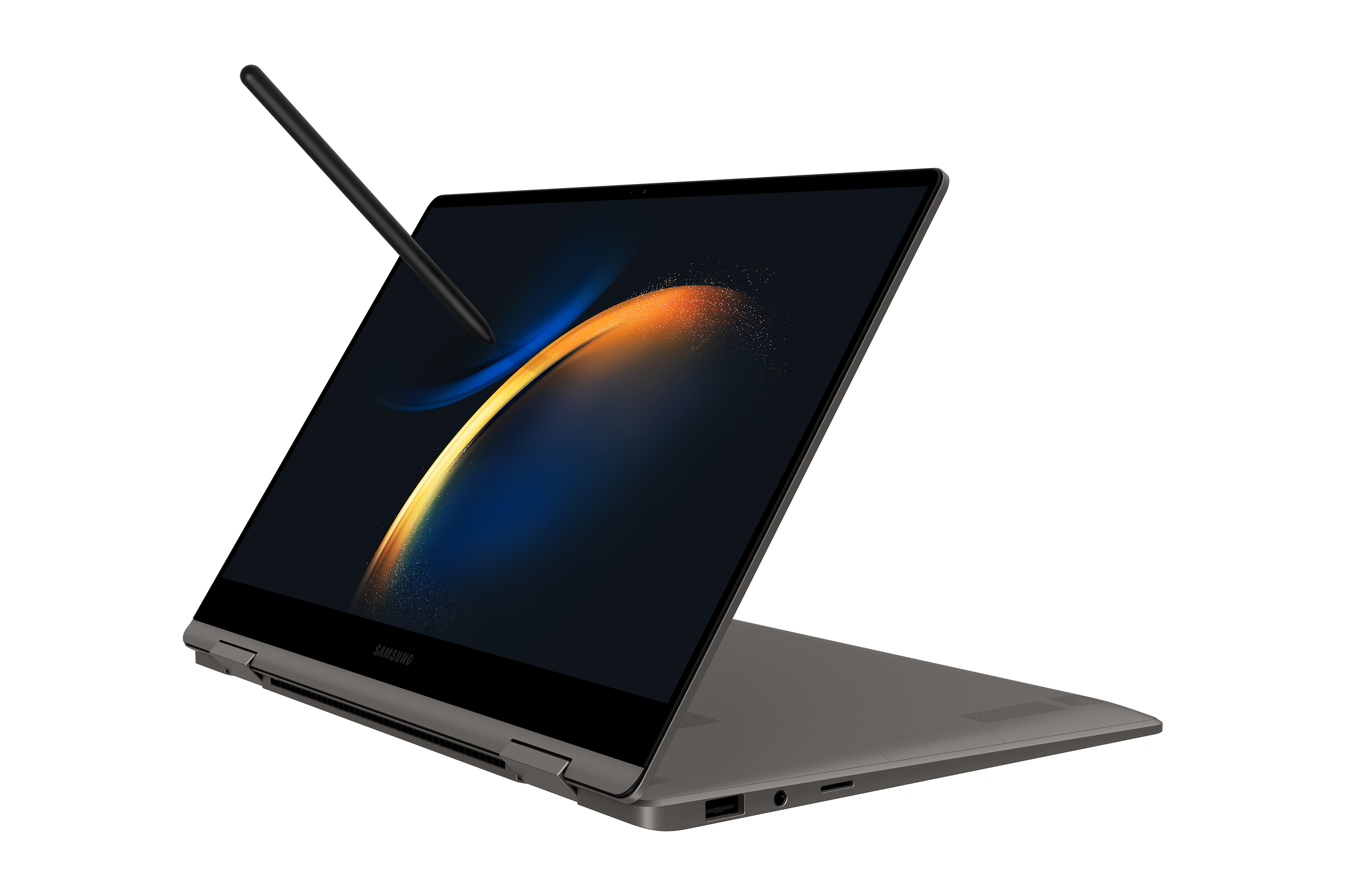 Un laptop grigio con una penna nera sullo schermo ad angolo, su sfondo bianco.