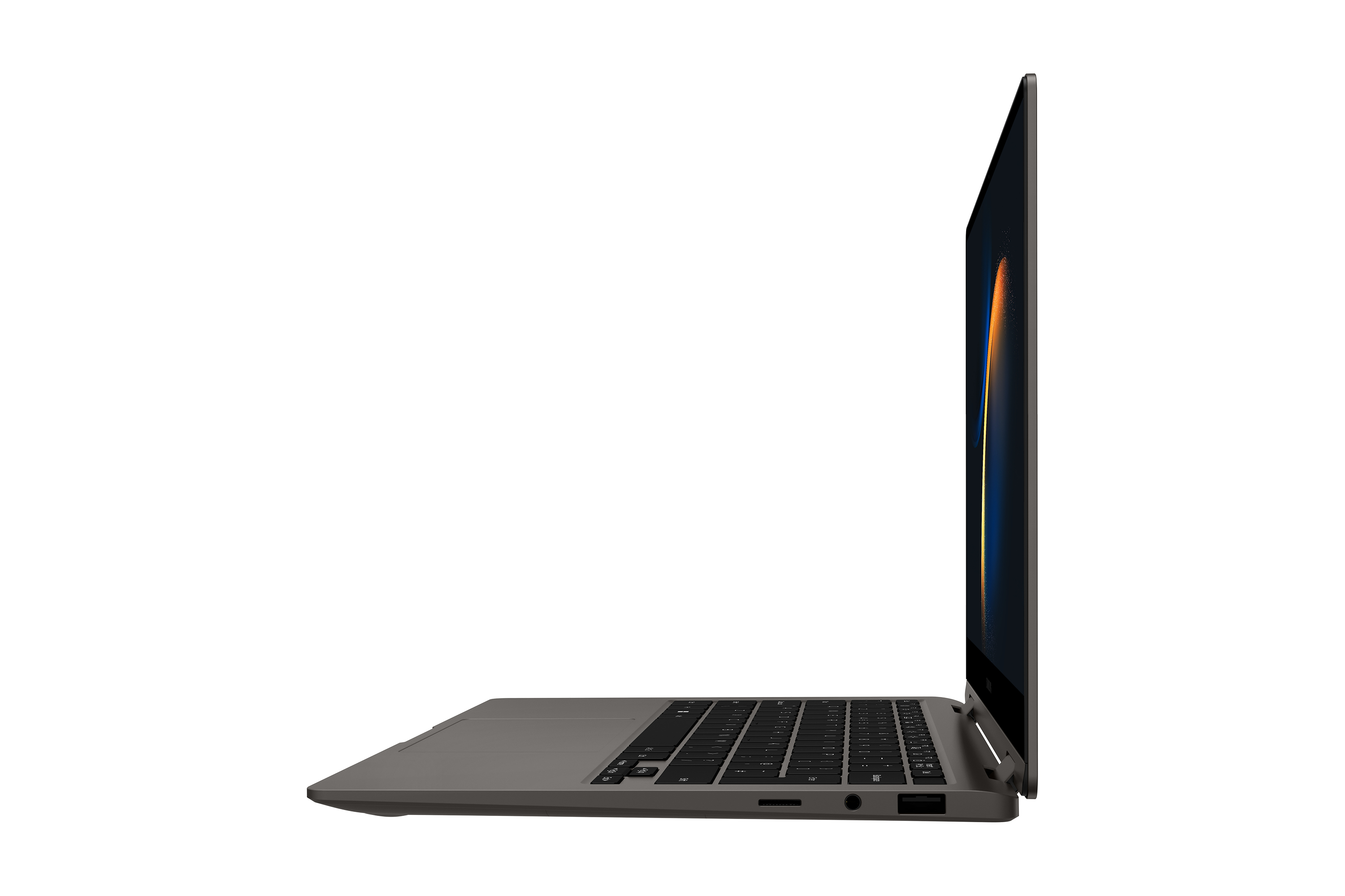 Laptop grigio in vista di profilo, aperto, su sfondo bianco.