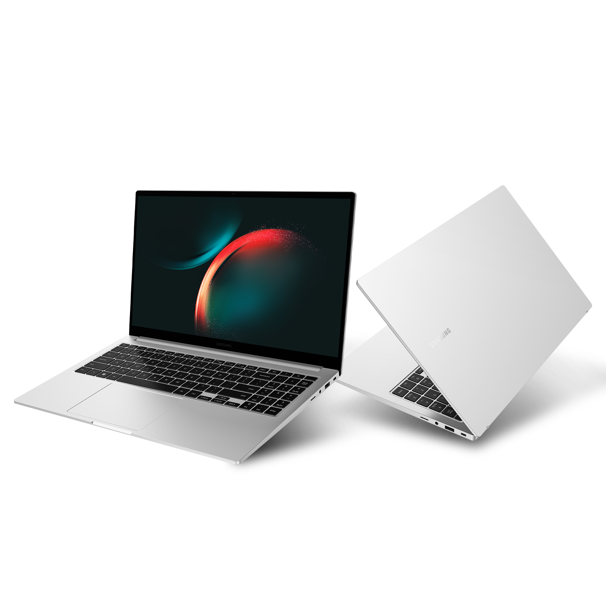 Due laptop argentati su sfondo bianco, uno aperto, che mostra uno schermo colorato.