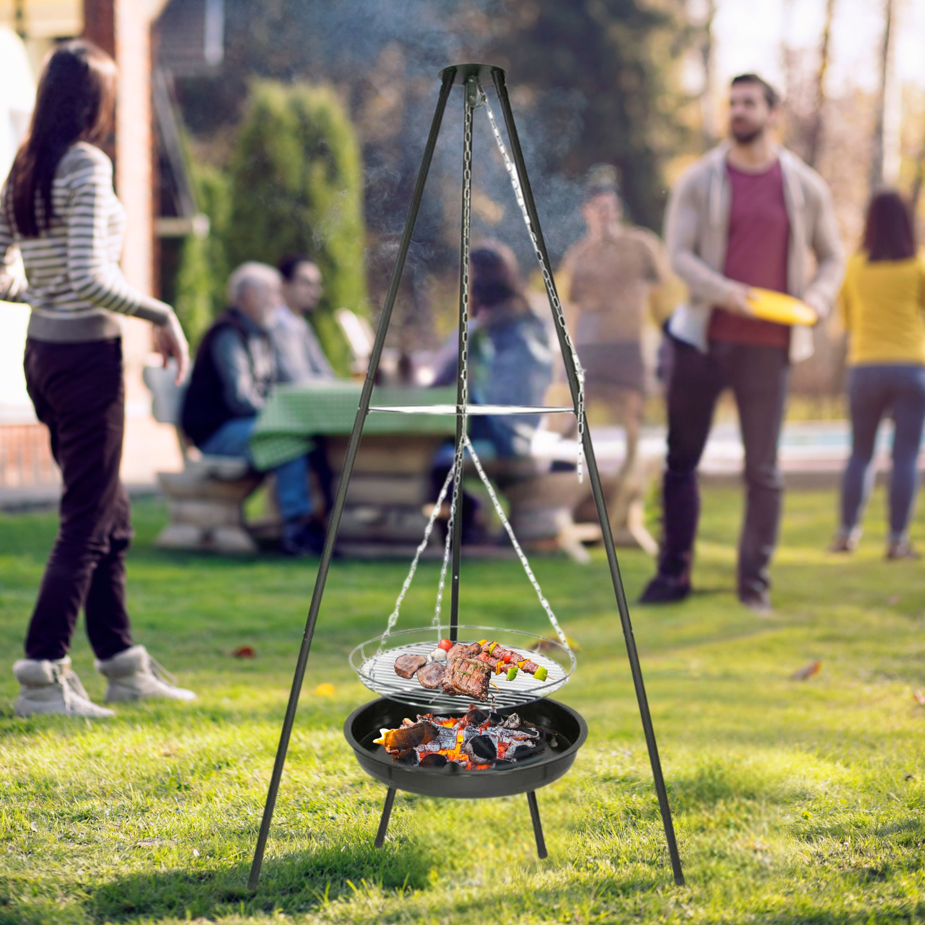 Grill mit Grill und Kochfläche. Im Hintergrund genießen Menschen ein Treffen im Freien.