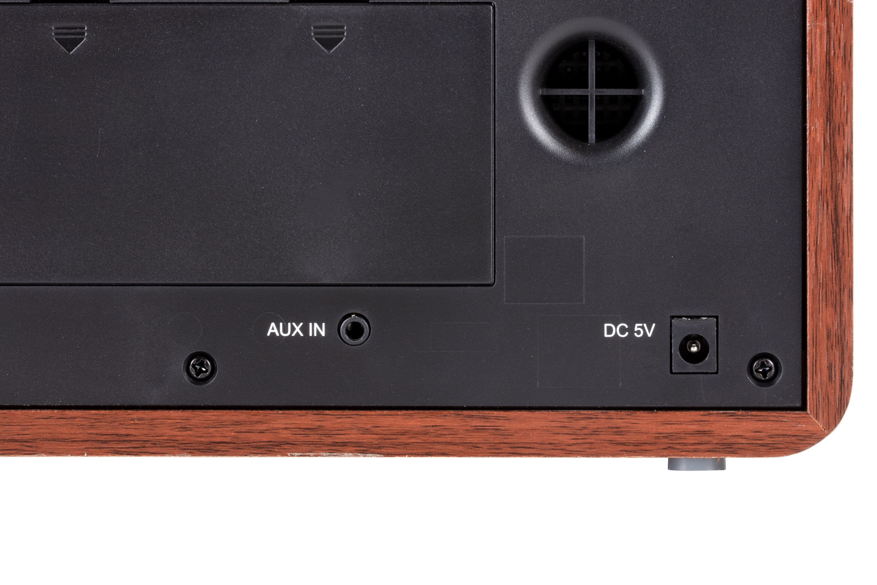 Rückseite eines Holz-Stereosystems mit AUX IN- und DC 5V-Anschlüssen. Weißer Hintergrund.
