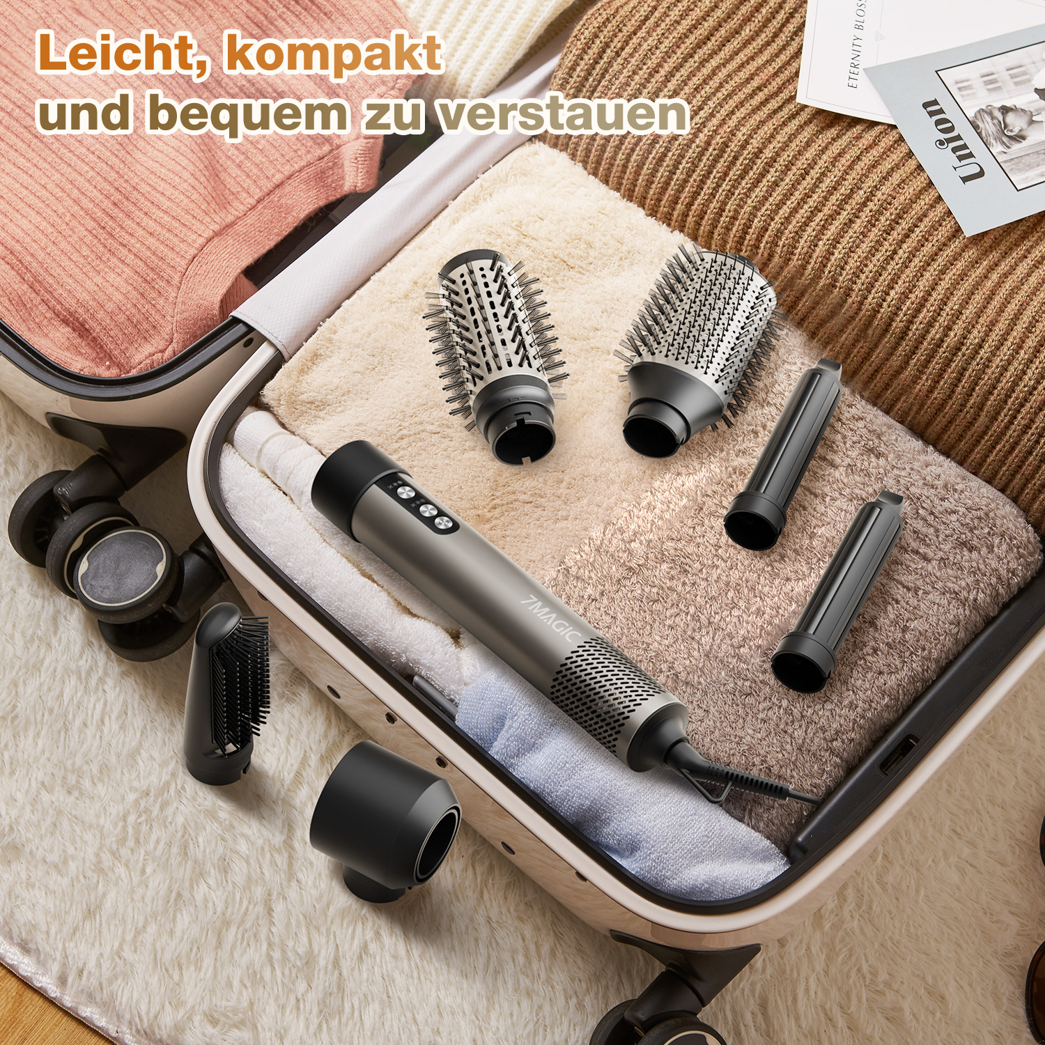 Offener Koffer mit Haartrockner und Aufsätzen. Text: 'Leicht, kompakt und bequem zu verstauen'.