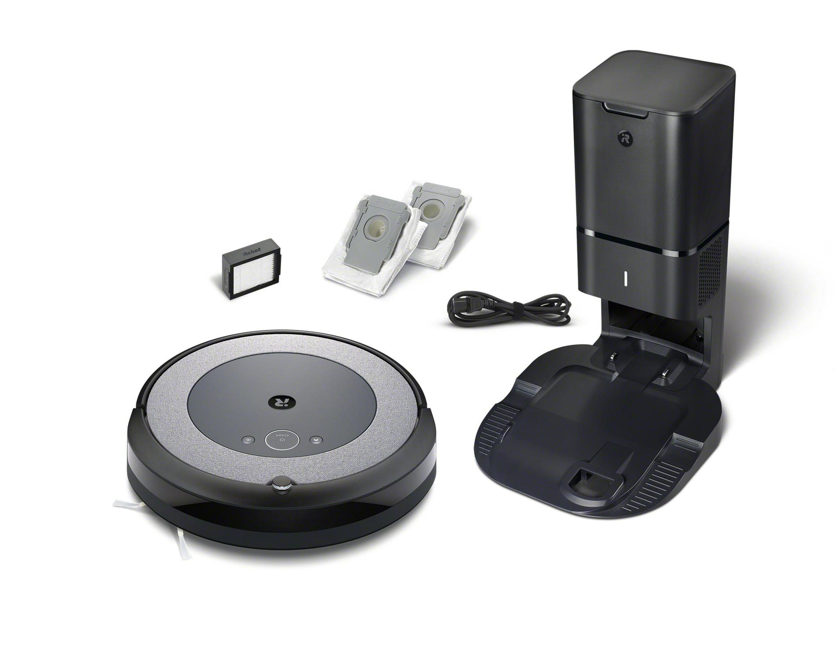 Ein Roboter-Staubsauger mit Ladestation und Zubehör auf weißem Hintergrund.