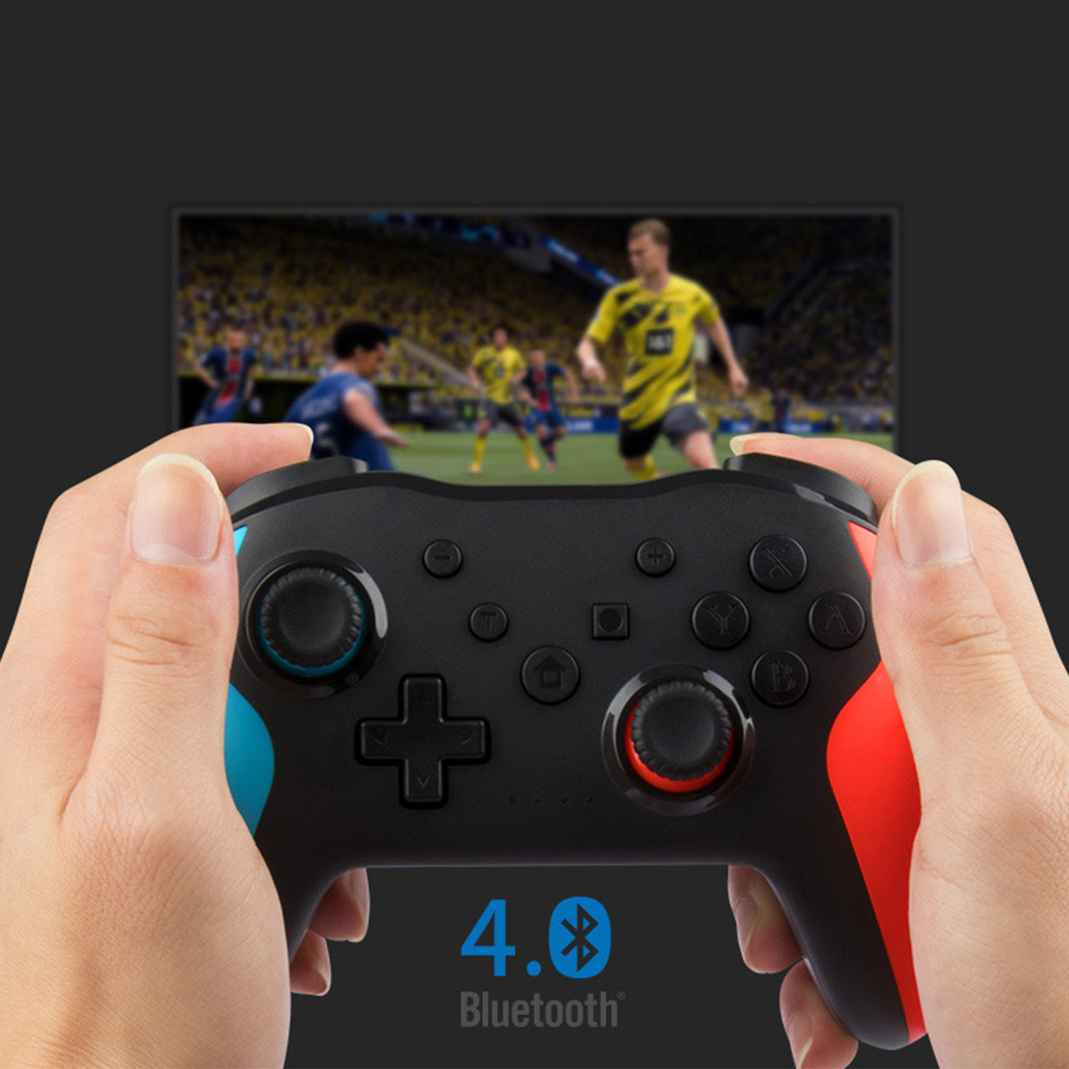 Mani che tengono un controller nero e blu con pulsanti e joystick, davanti a uno schermo TV.