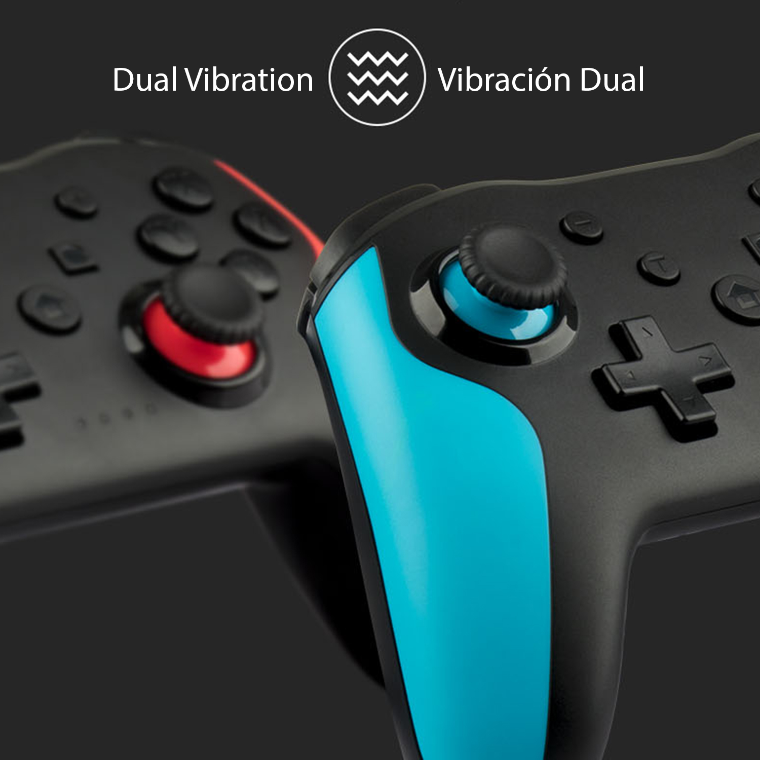 Due controller di gioco neri e blu su sfondo scuro con testo sopra.