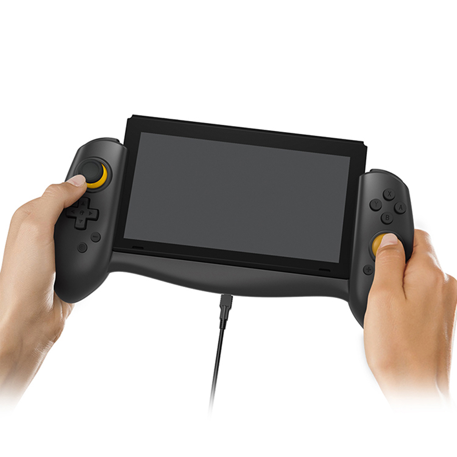 Mani che tengono un controller di gioco nero con uno schermo al centro. I pulsanti sono gialli e neri.