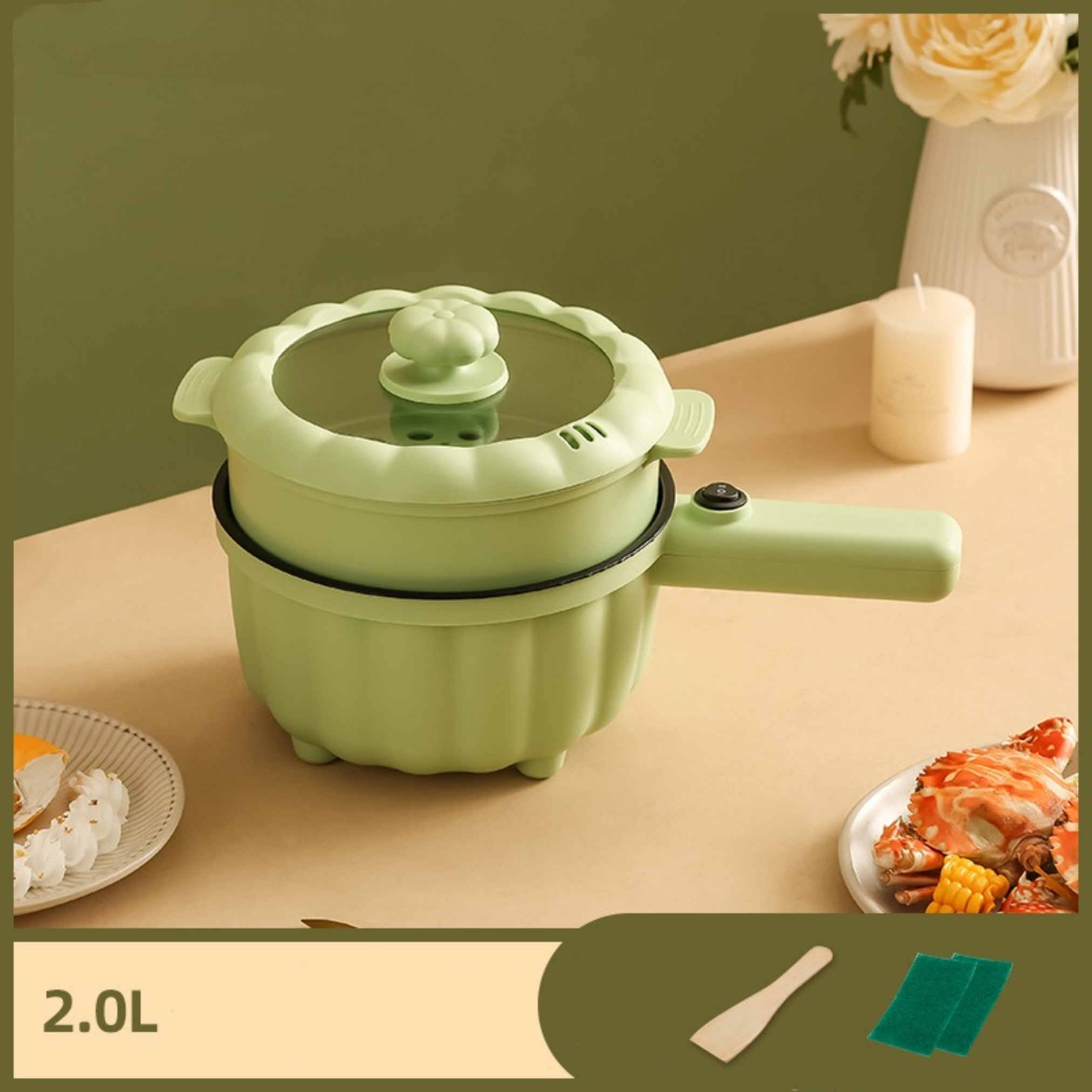 Grüner Topf mit Glasdeckel auf einem Tisch mit Essen und Blumen. Holzlöffel und Schwamm.