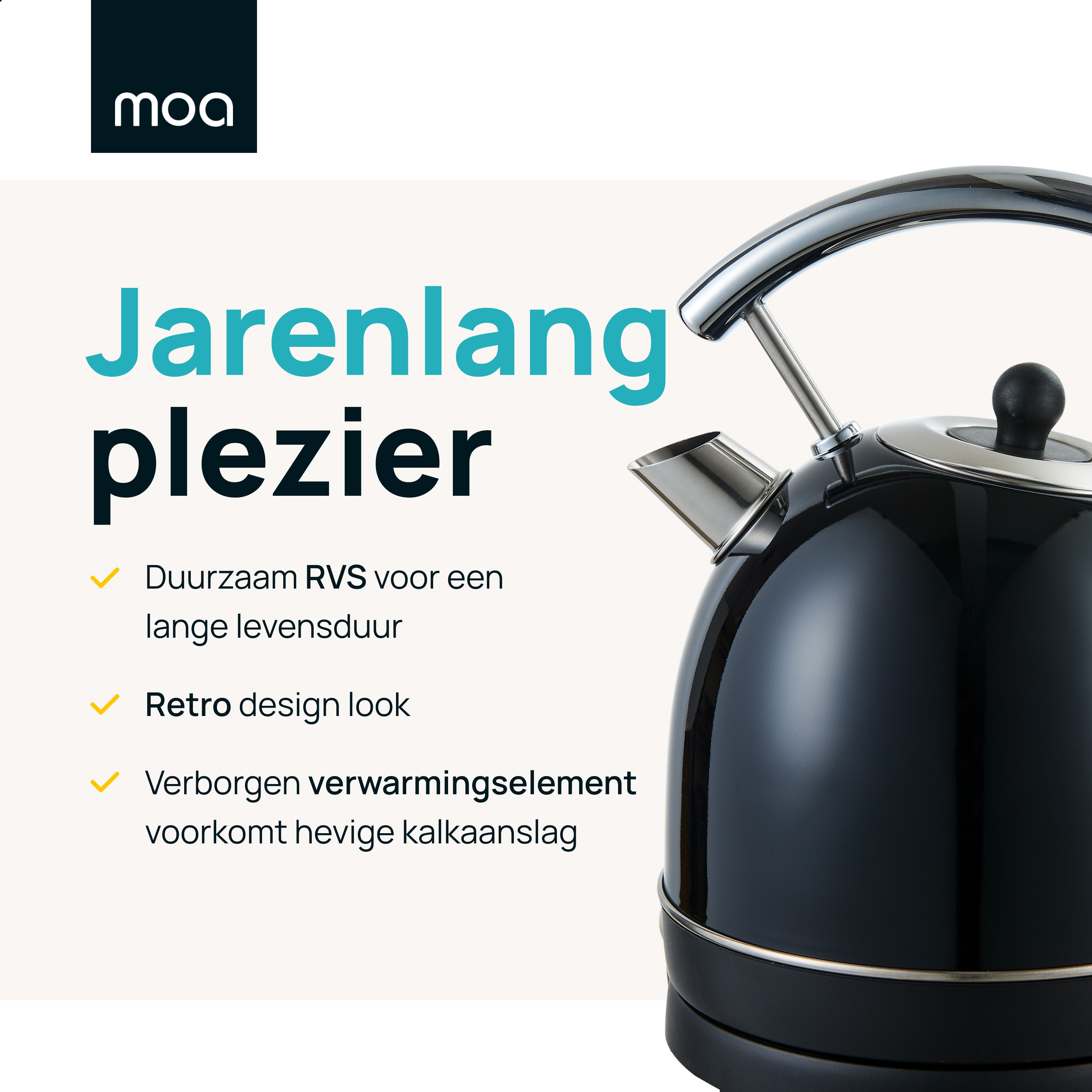 Een zwarte elektrische waterkoker. Hij heeft een chromen handvat en tuit. Tekst luidt 'Jarenlang plezier' (Jarenlang plezier).