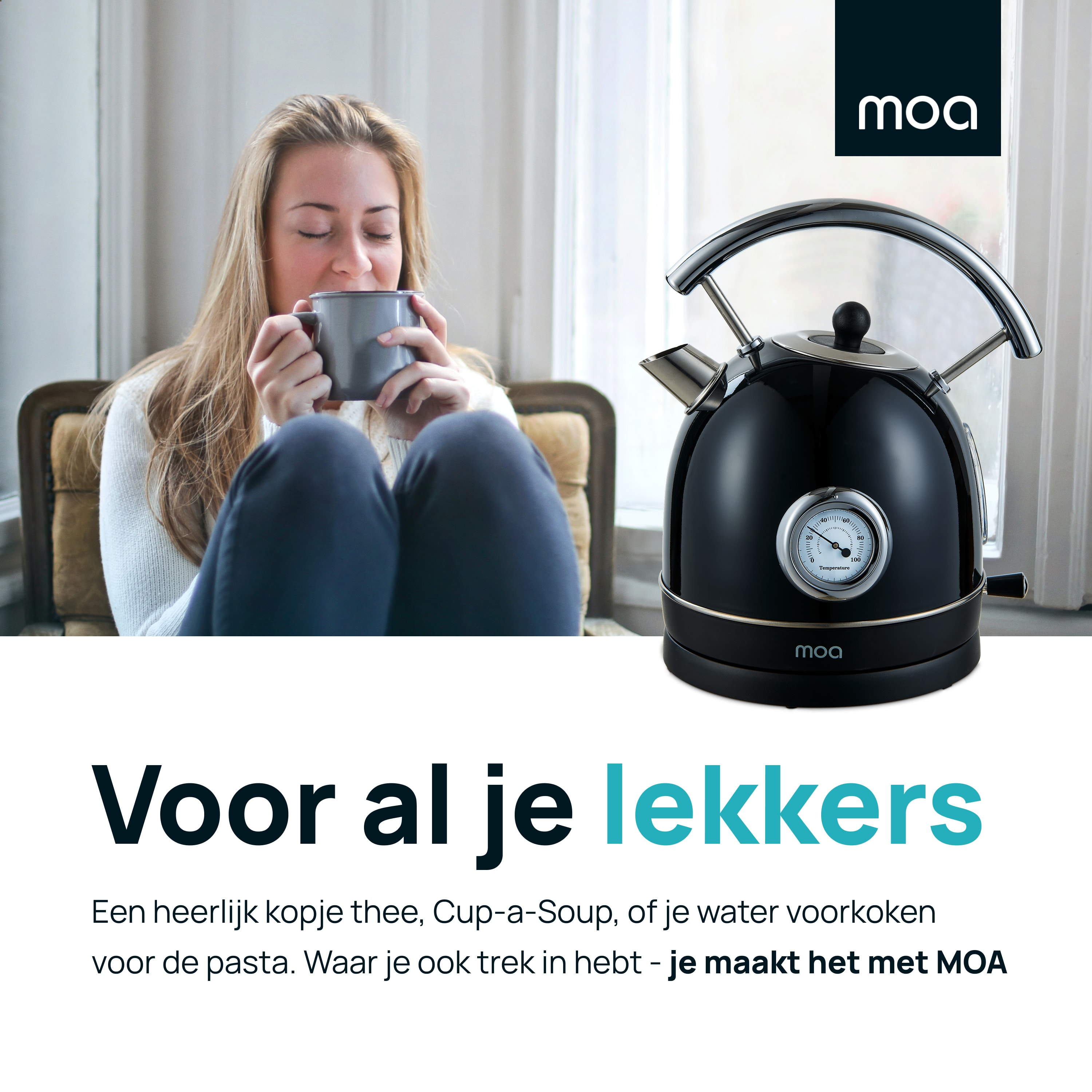 Een vrouw houdt een mok vast bij een zwarte waterkoker met een temperatuurmeter. Er is ook tekst in het Nederlands.