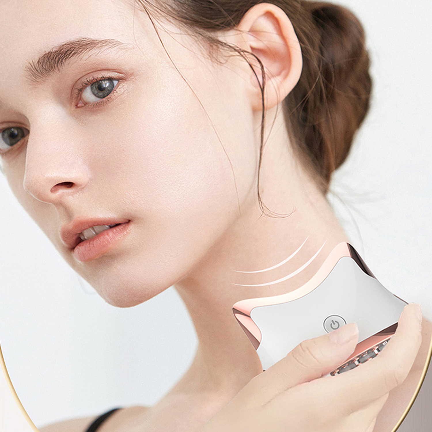 Mujer con un dispositivo facial. El dispositivo se usa en su cuello. Enfoque suave en la cara.