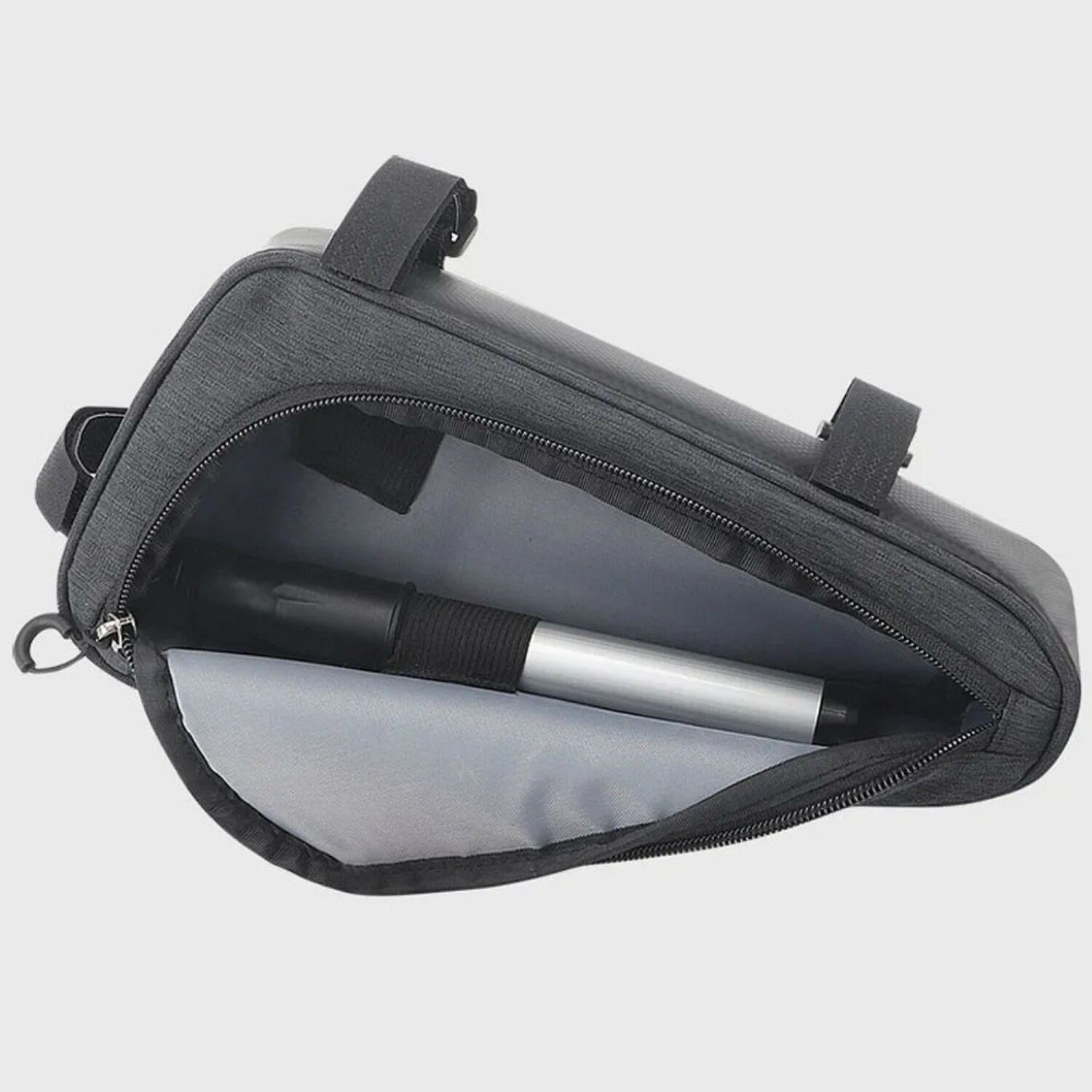 Schwarze Fahrradtasche, offen, mit einer Pumpe im Inneren. Die Tasche hat Riemen.
