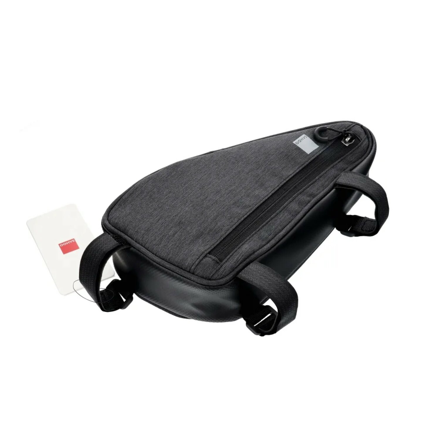 Ein dunkelgrauer, dreieckiger Rucksack mit Reißverschluss. Ein weißes Etikett ist an der Tasche befestigt.