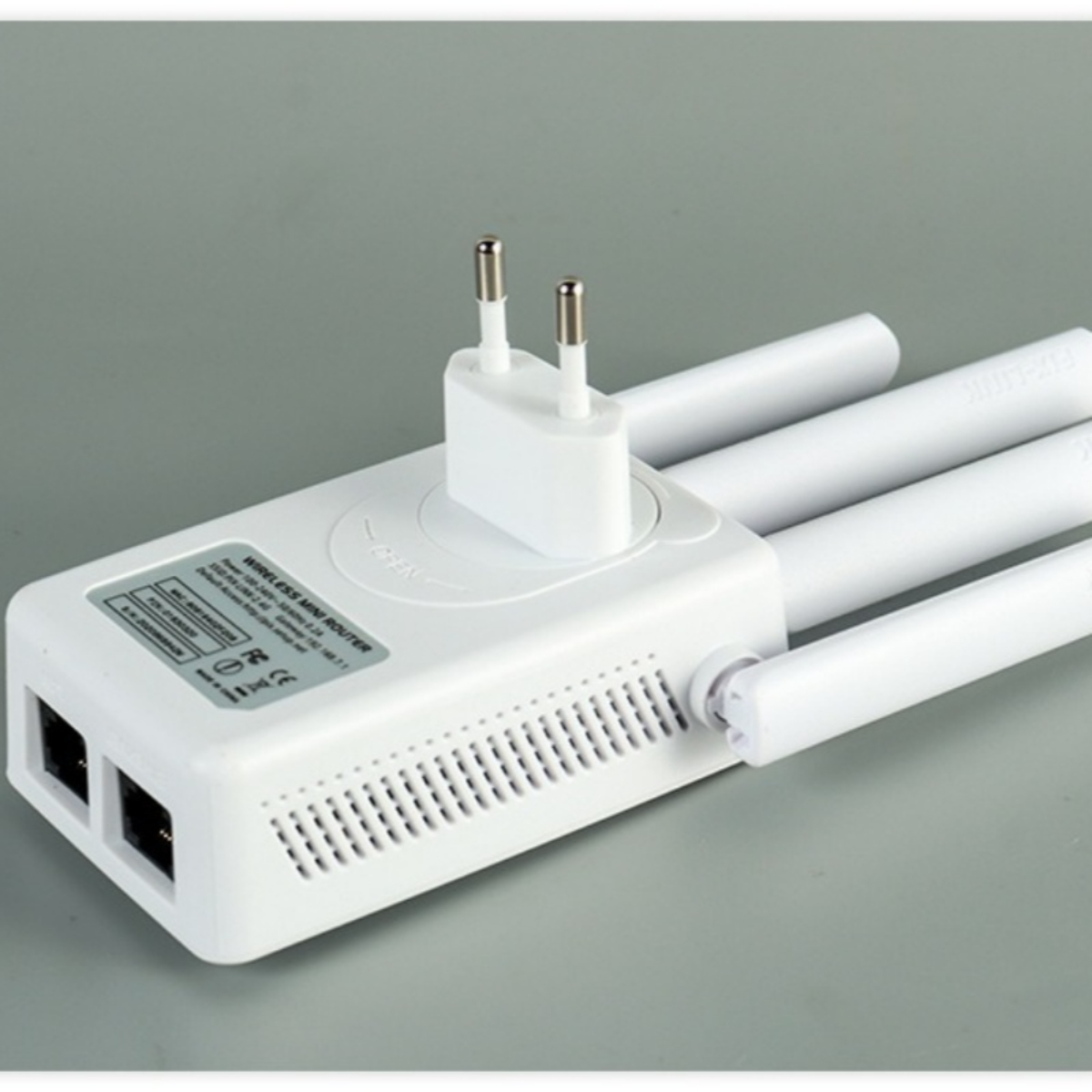 Weißer drahtloser Mini-Router mit 3 Antennen und Stecker. Er hat zwei Ethernet-Anschlüsse.