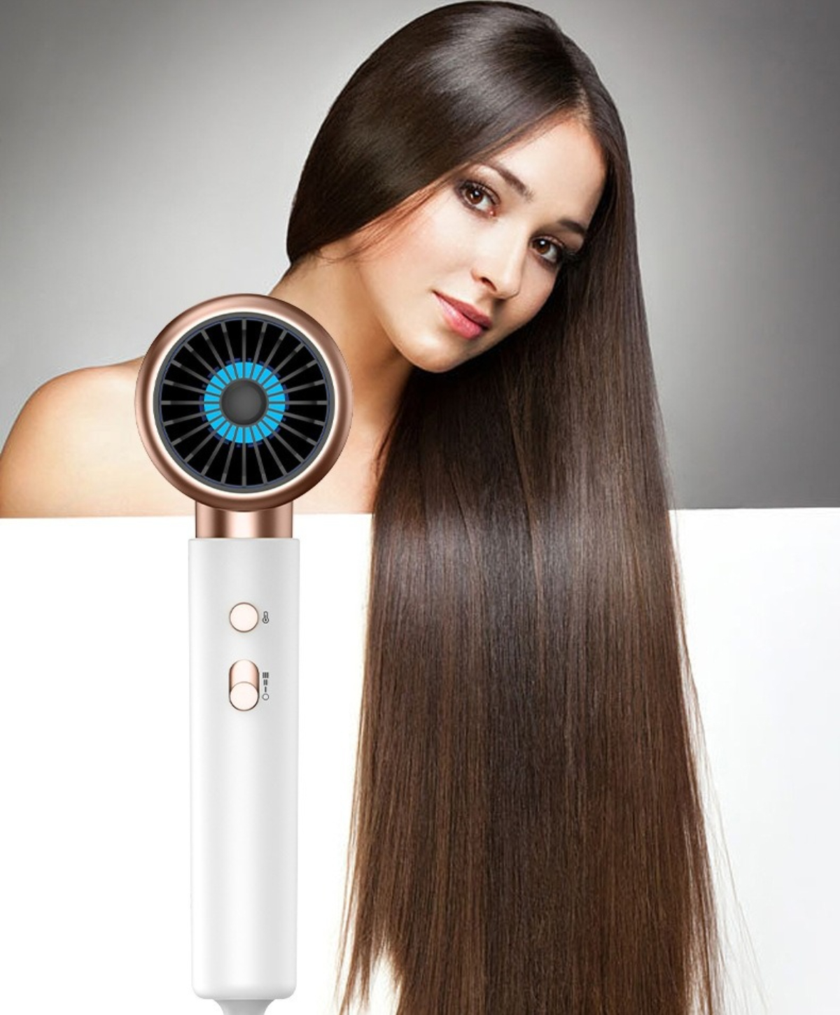 Frau mit langen braunen Haaren, die von einem weißen und roségoldenen Fön getrocknet werden. Weißer Hintergrund.