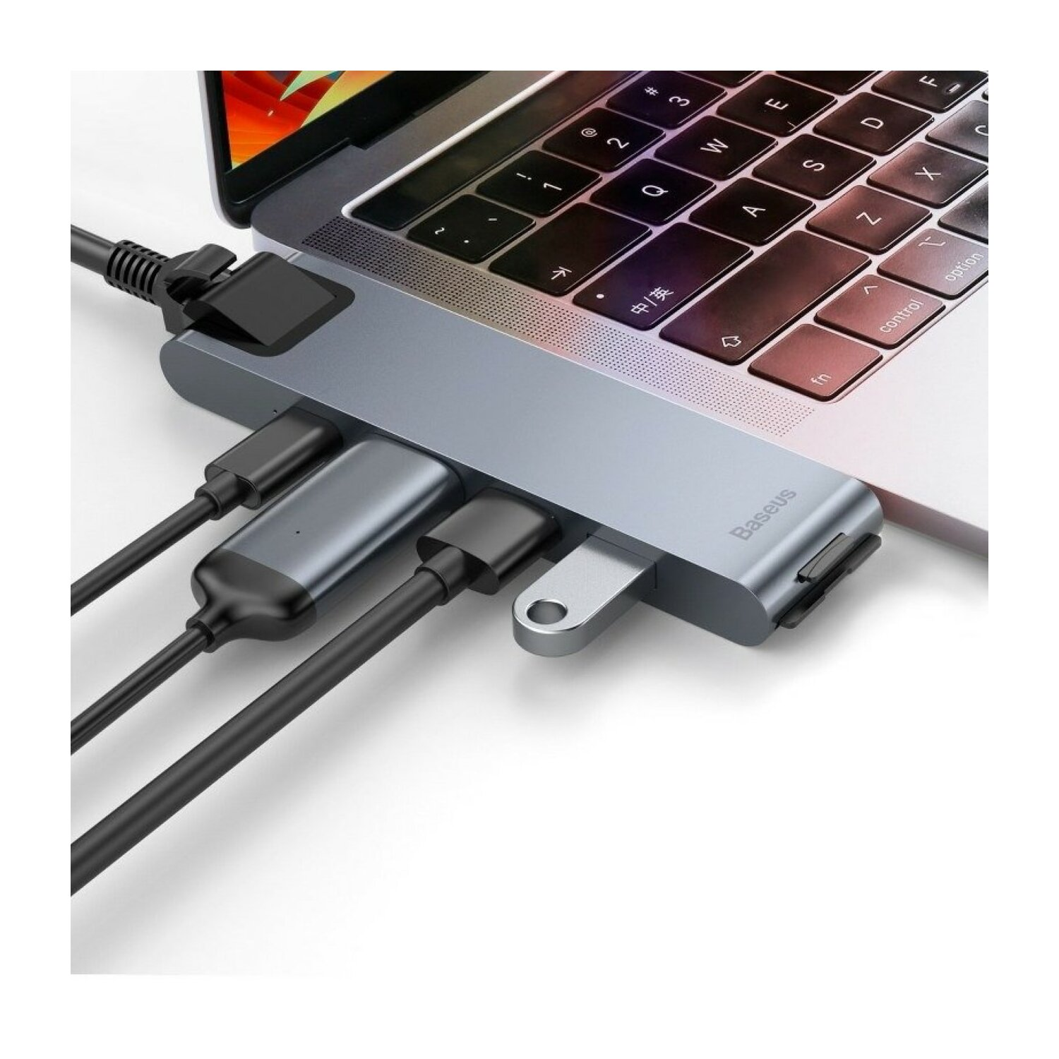 Un hub USB argentato collegato a un laptop con più porte, che mostra vari dispositivi collegati.