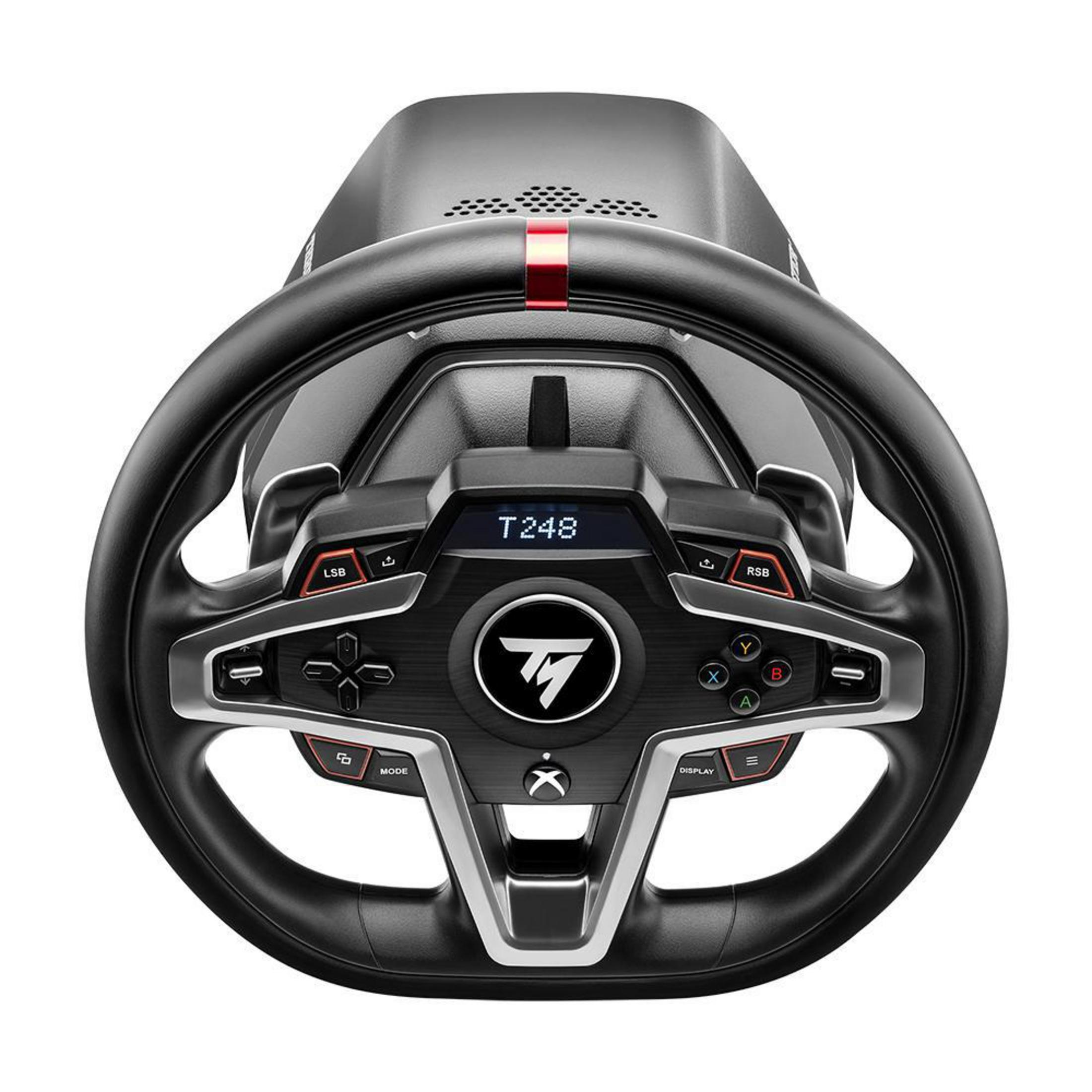 Volant de course noir avec bande rouge, boutons et écran. Fond blanc.