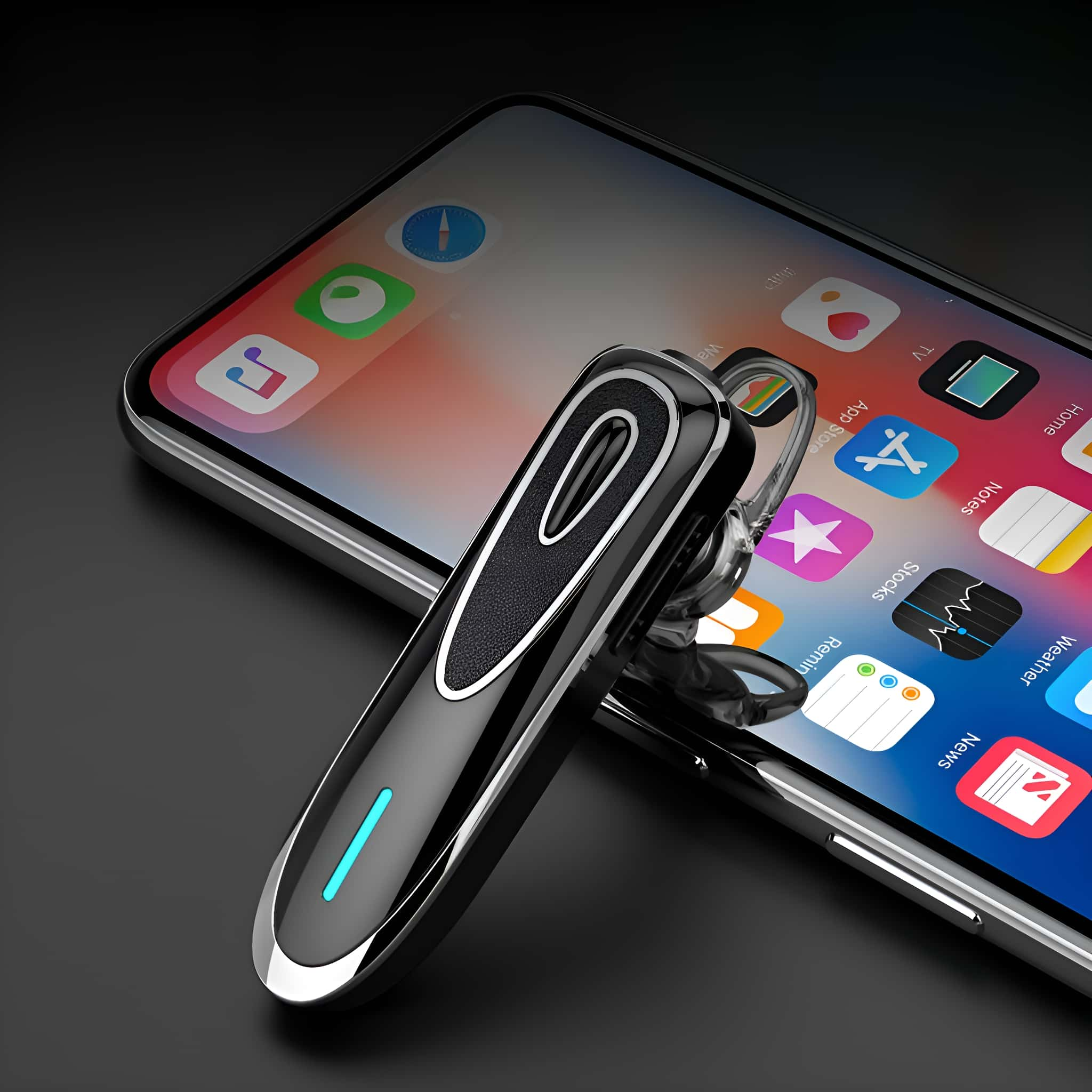 Ein schwarzes Bluetooth-Headset auf einem Smartphone. Das Telefon zeigt App-Symbole auf seinem Bildschirm.