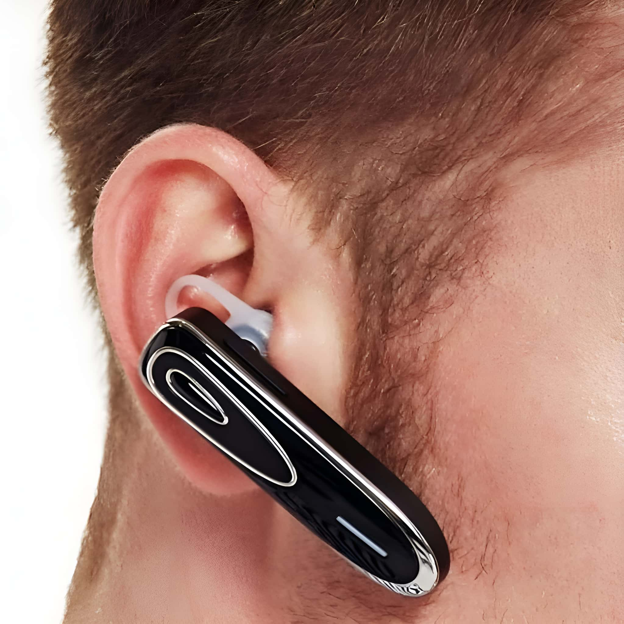 Mann trägt einen schwarzen und silbernen Bluetooth-Ohrhörer. Das Gerät ist schlank und modern gestaltet.