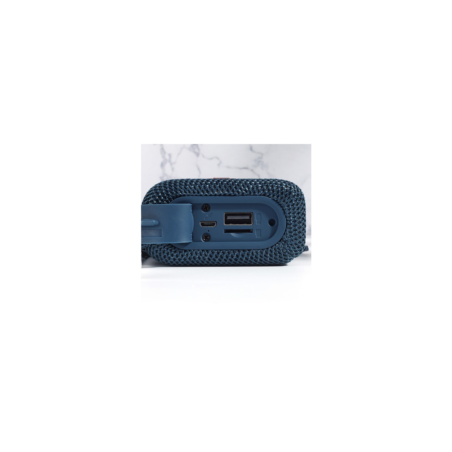 Blauer, mit Mesh bedeckter Lautsprecher mit USB- und SD-Karten-Anschlüssen.