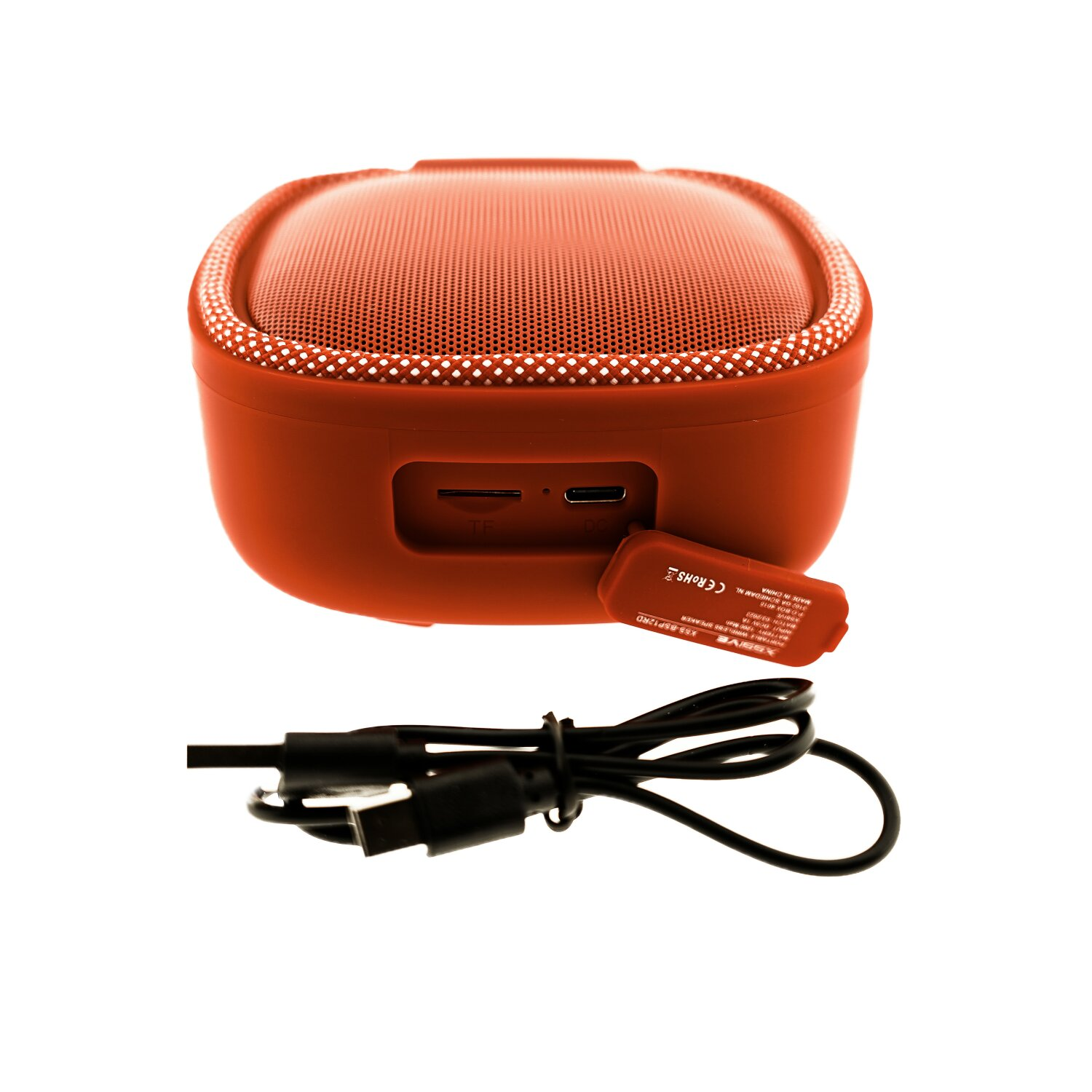 Roter Lautsprecher mit USB-Anschluss und Ladekabel. Weißer Hintergrund.