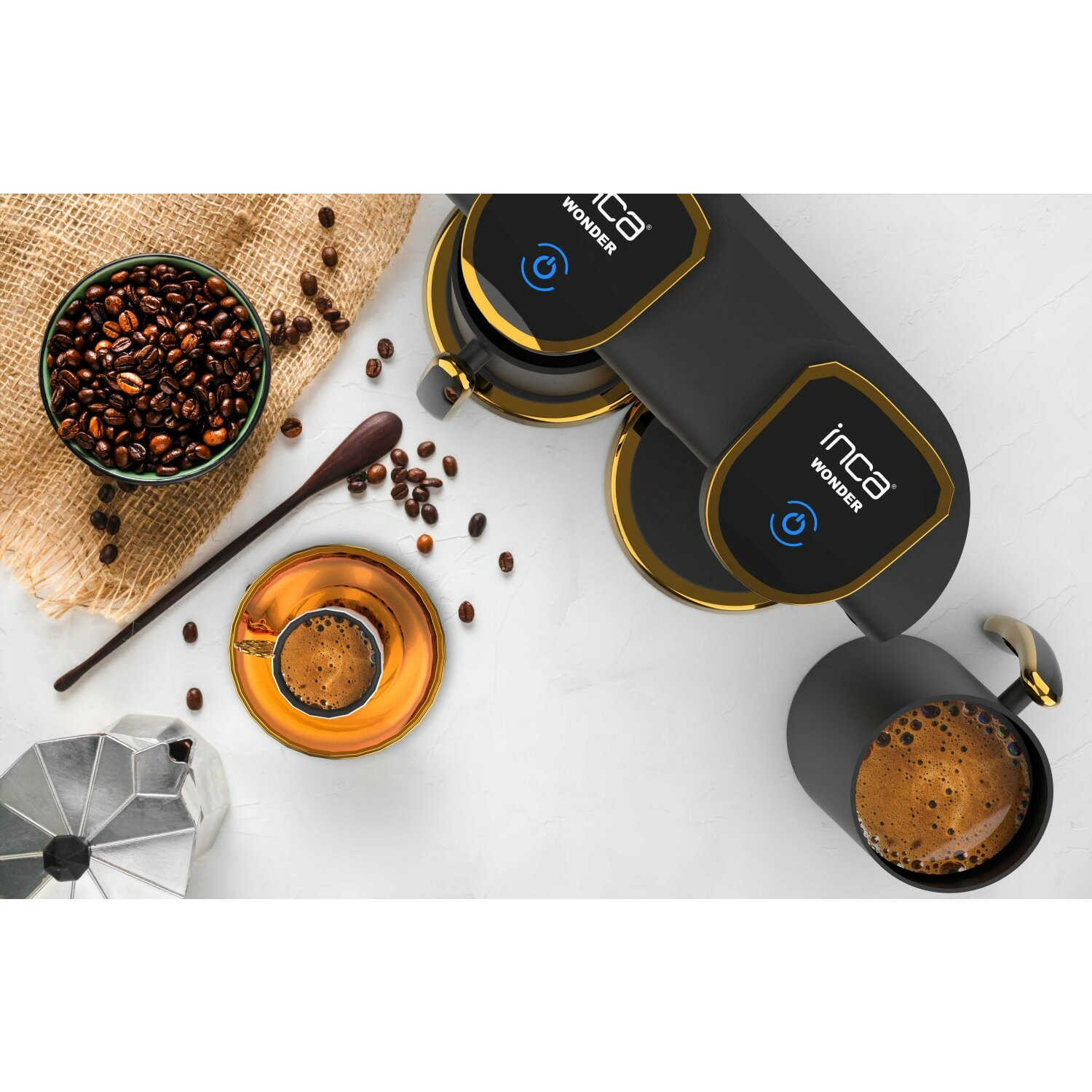 Kaffeezubereitung: Kaffeebohnen, Löffel, Tasse und Espressomaschine.