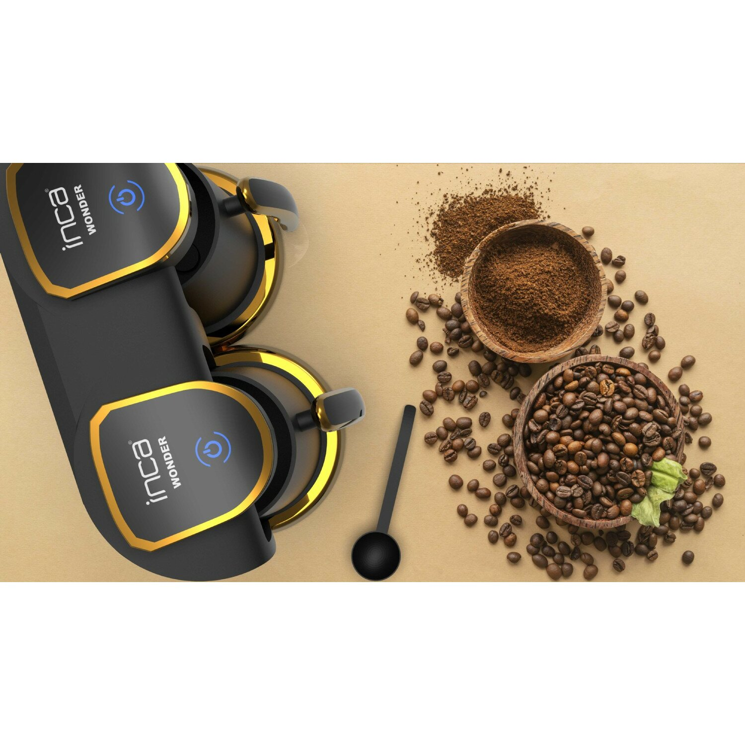 Kaffeemaschine mit Kaffeebohnen und gemahlenem Kaffee in einer Holzschale, mit einem Löffel. Auf einem Holztisch.