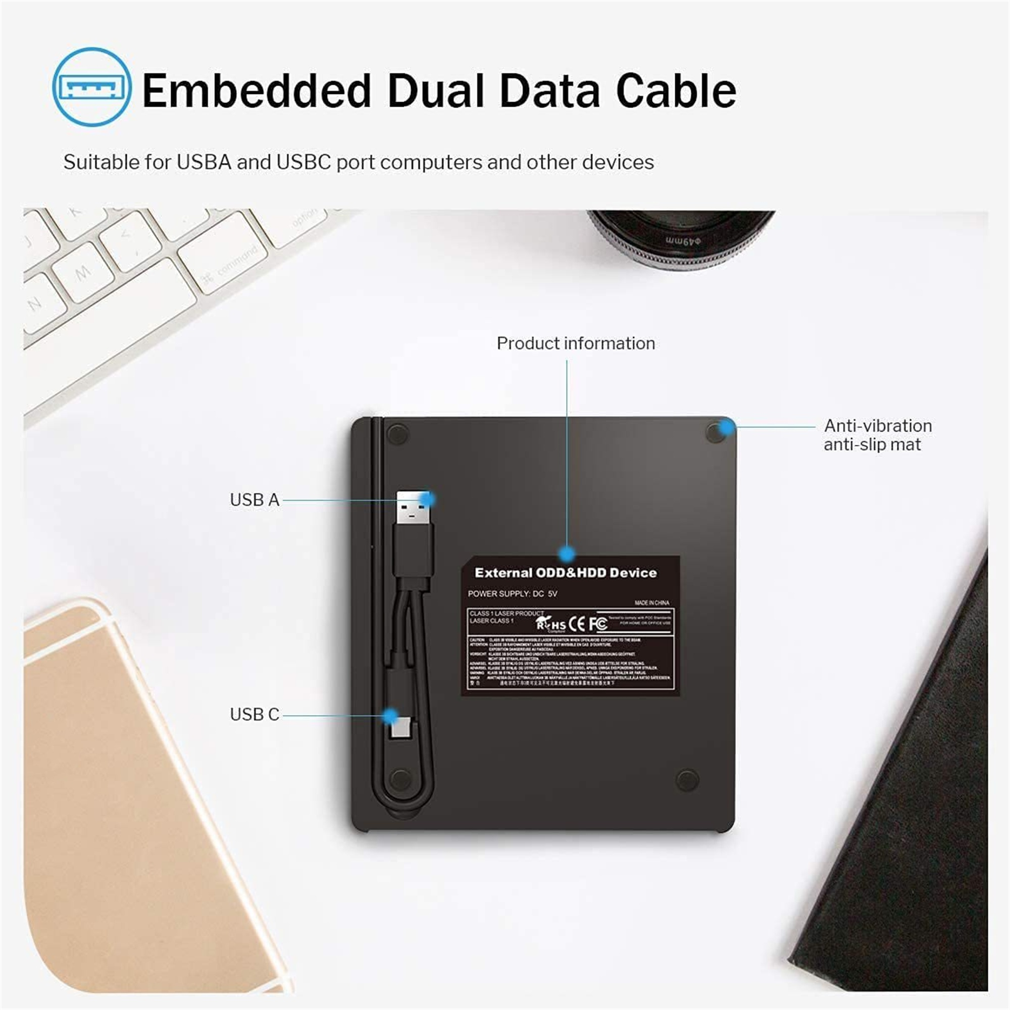 Schwarze externe Festplatte mit angeschlossenen USB-A- und USB-C-Kabeln auf weißer Oberfläche.