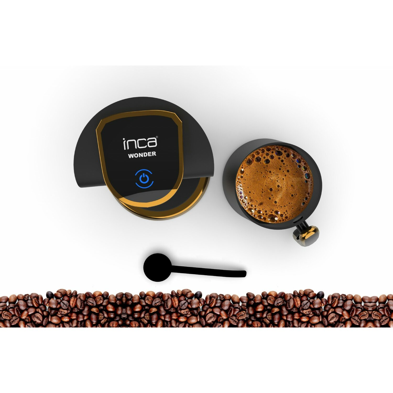 Vista superior de una cafetera negra, taza de café y cuchara sobre fondo blanco. Granos de café abajo.