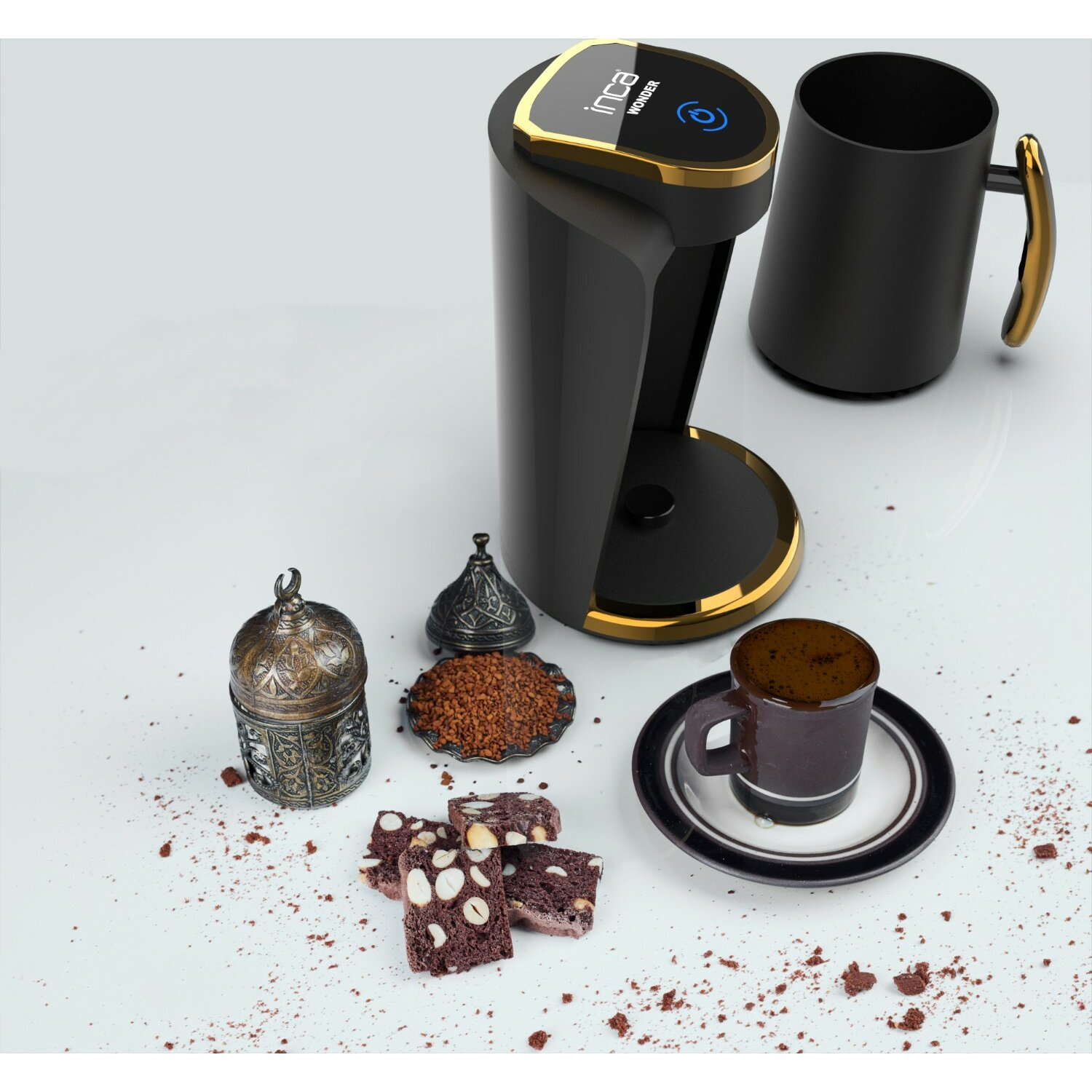 Una cafetera negra, con detalles dorados, y una taza de café, y una taza. Varios artículos relacionados con el café.