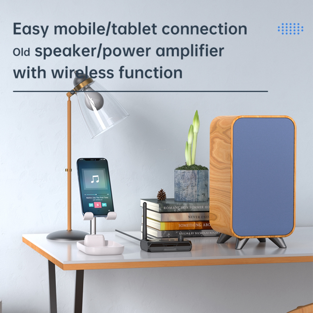 Tischaufbau: Lampe, Telefon, Lautsprecher, Bücher und Pflanze.