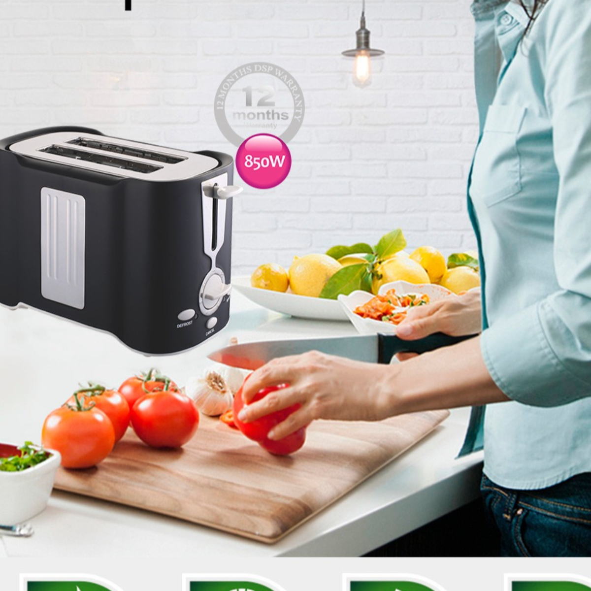 Schwarzer Toaster, Tomaten, Zitronen und eine Frau, die eine Tomate auf einem Holzbrett schneidet.