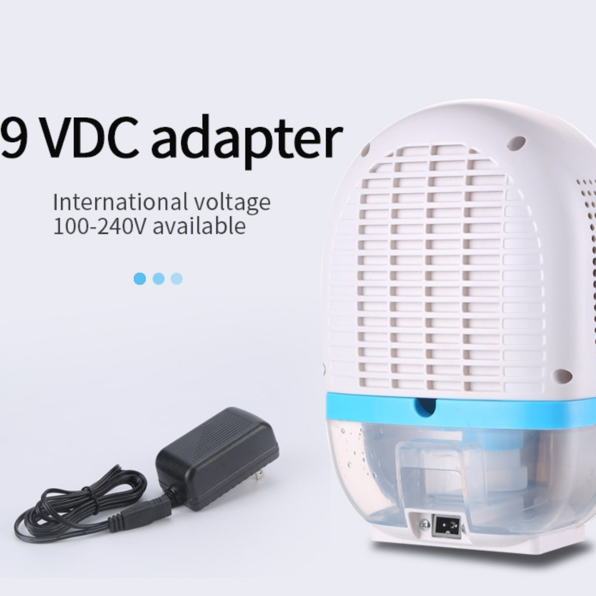 Ein kleiner weiß-blauer Luftentfeuchter mit einem schwarzen Netzteil. Oben steht '9 VDC Adapter'.
