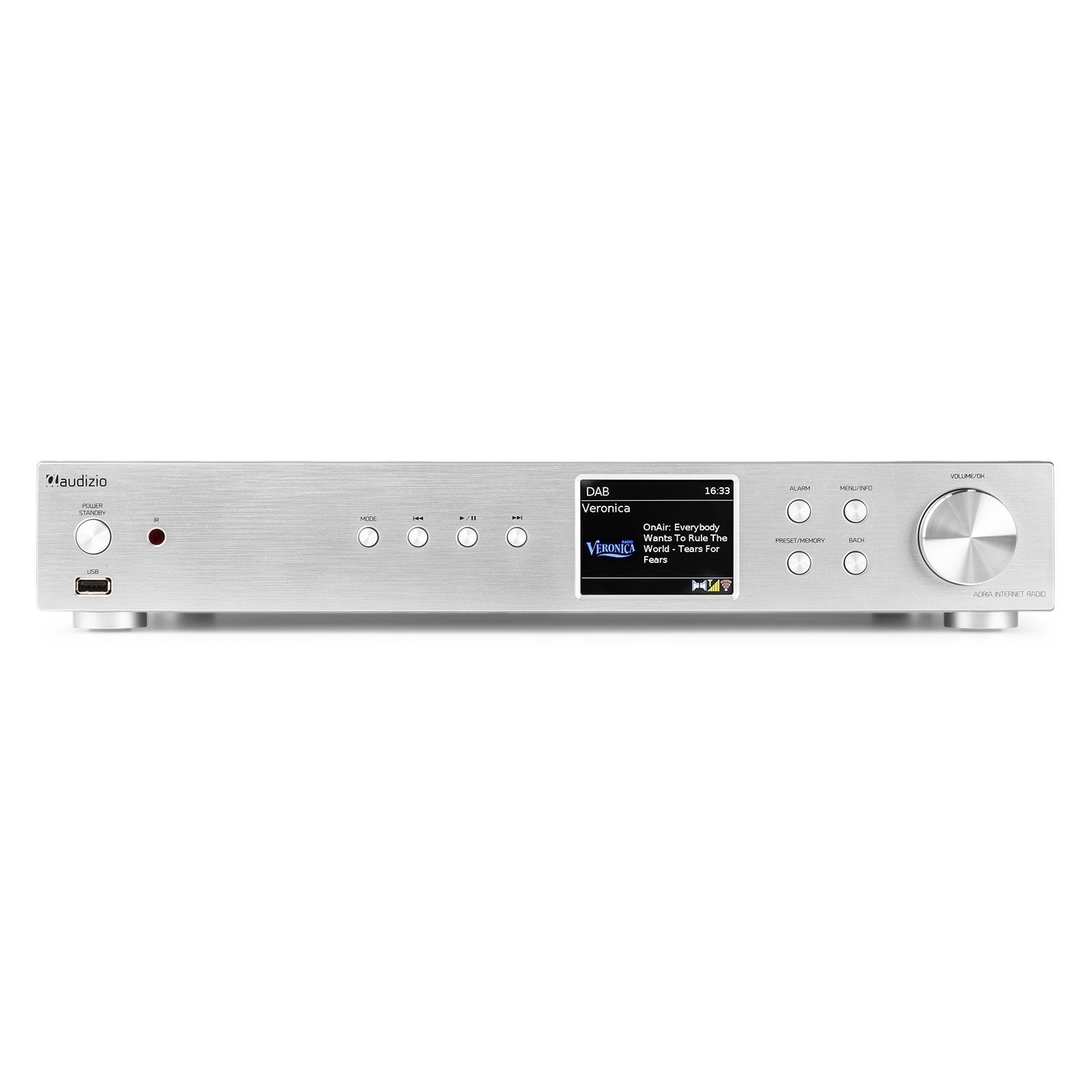 Dispositivo de audio plateado con pantalla que muestra información de radio, con botones y dial.