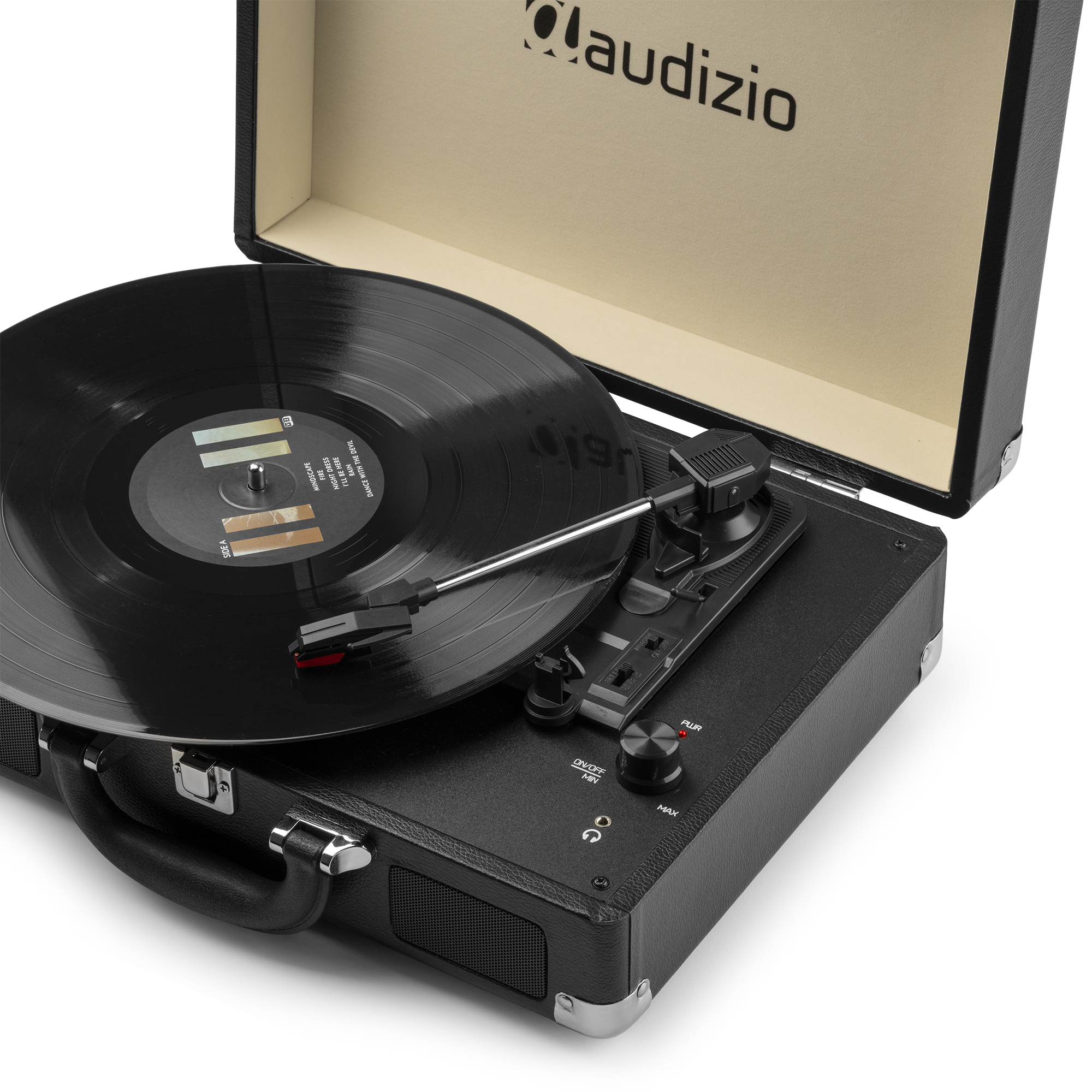 Un tocadiscos negro con un disco de vinilo encima, tapa abierta y fondo blanco.