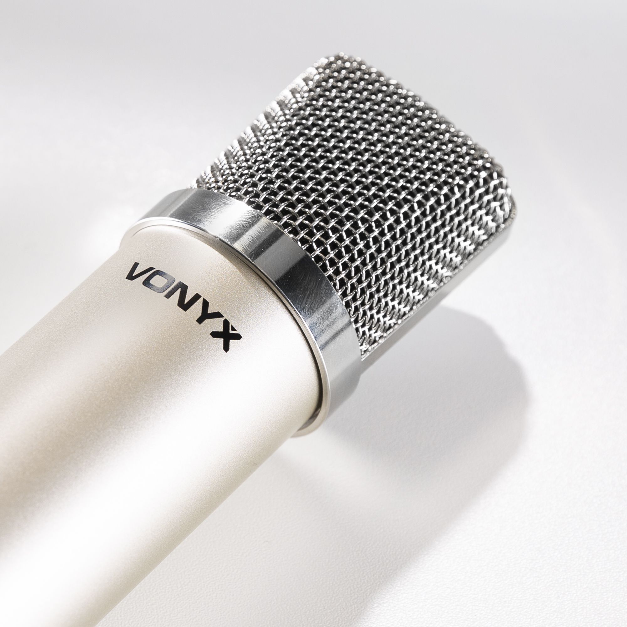 Primer plano de un micrófono plateado con la marca 'VONYX' visible, fondo blanco.